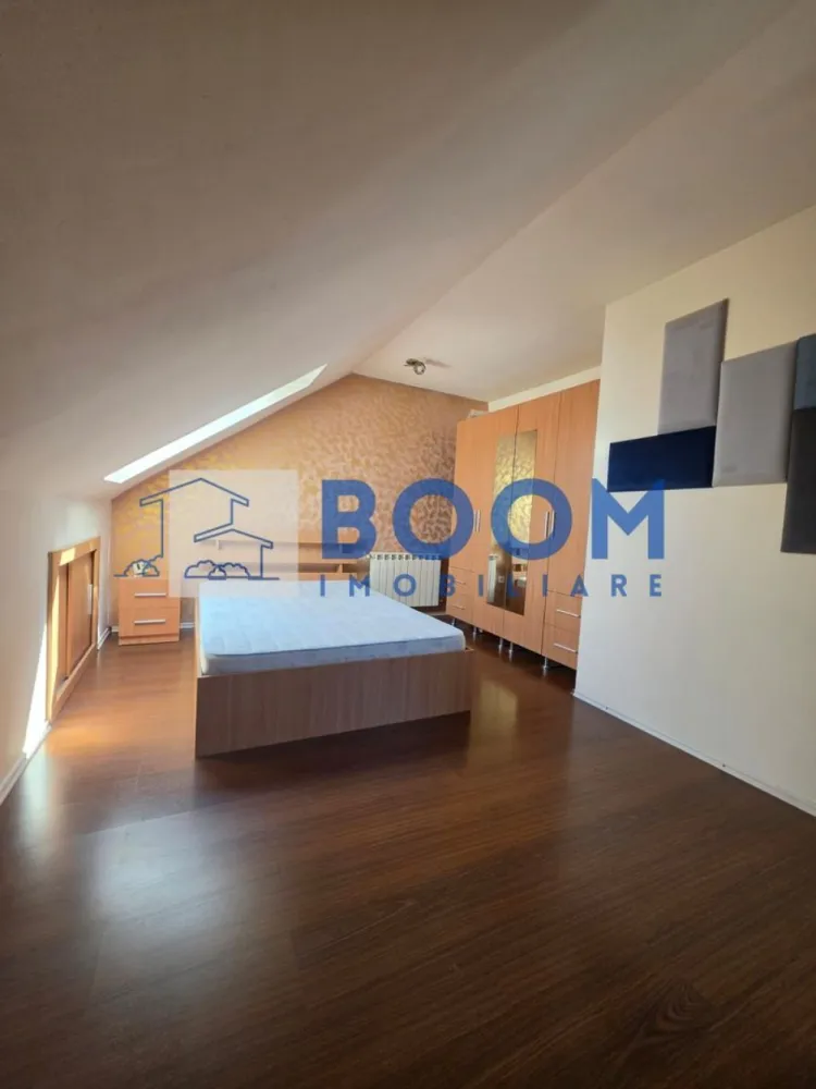 Apartament 2 camere | Ultracentra l Academia del Gusto | Mobilat - BOOM Imobiliare vă propune spre vânzare un apartament deosebit situat ultracentral, pe strada Regina Maria, vizavi de L'Accademia Del Gusto, într-o zonă liniștită, la doar 5 minute de mers pe jos de centrul orașului și Piața Centrală și la aproximativ 3 minute de Gară.

Apartamentul are o suprafață utilă de 54,40 mp și este compartimentat pe două niveluri. La primul nivel se află livingul open-space cu bucătăria, baia și balconul, iar la etaj se găsește un dormitor generos, foarte bine compartimentat și luminos.

Locuința se vinde complet mobilată și utilată, exact ca în fotografii, fiind pregătită pentru mutare imediată. Este dotată cu centrală termică proprie și aer condiționat, oferind confort pe tot parcursul anului.

Apartamentul este foarte bine întreținut, în locuință nu s-a fumat și nu au fost ținute animale de companie. În prezent este liber și poate fi vizionat oricând, cu o programare prealabilă.

Datorită amplasării excelente și compartimentării practice, această proprietate reprezintă o alegere ideală atât pentru locuință proprie, cât și pentru investiție, fiind potrivită pentru închiriere pe termen lung sau în regim hotelier.

Pentru mai multe informații sau pentru programarea unei vizionări, echipa BOOM Imobiliare vă stă la dispoziție CP3210667