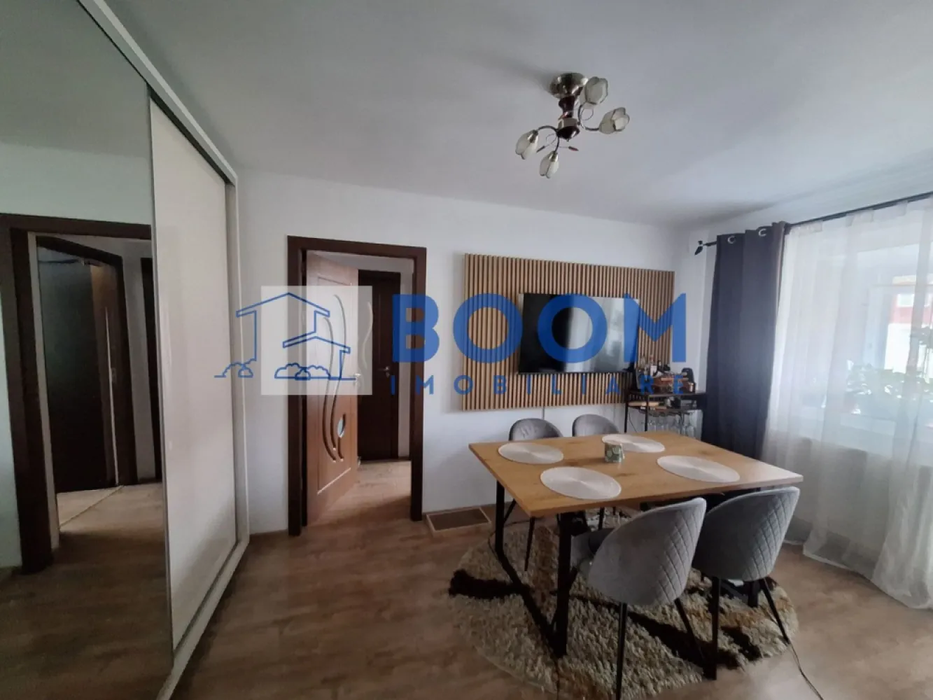 Apartament 3 camere | Tic Tac | Complet mobilat | Centrala proprie - BOOM Imobiliare vă oferă spre vânzare un apartament cu 3 camere, semidecomandat, situat în cartierul Ostroveni, zona Tic Tac, una dintre cele mai apreciate zone din Râmnicu Vâlcea.

Apartamentul are o suprafață utilă de 56 mp și este situat la etajul 4 din 5, într-un bloc bine întreținut. Se vinde complet mobilat și utilat, fiind pregătit pentru mutare imediată.

Locuința este orientată către est, beneficiind de lumină naturală încă din primele ore ale dimineții. Dispune de centrală termică proprie nouă, aer condiționat, balcon închis cu geam termopan și este izolată atât la exterior, cât și la interior, oferind un confort termic excelent și costuri reduse de întreținere.

Poziționarea este un mare avantaj, apartamentul aflându-se în imediata apropiere a Liceului Ferdinand, școlii, grădiniței, stațiilor de transport în comun, autogării, supermarketurilor, farmaciilor și a tuturor facilităților necesare unui stil de viață confortabil.

Este o alegere excelentă atât pentru o familie, cât și pentru investiție, datorită amplasării foarte bune și a faptului că poate fi locuit imediat, fără alte investiții.

Pentru mai multe detalii contactati echipa BOOM Imobiliare CP3210339