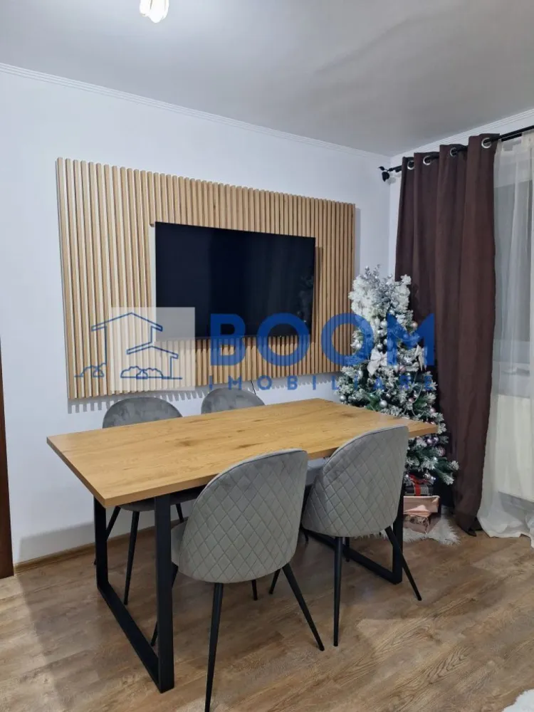 Apartament 3 camere | Tic Tac | Complet mobilat | Centrala proprie - BOOM Imobiliare vă oferă spre vânzare un apartament cu 3 camere, semidecomandat, situat în cartierul Ostroveni, zona Tic Tac, una dintre cele mai apreciate zone din Râmnicu Vâlcea.

Apartamentul are o suprafață utilă de 56 mp și este situat la etajul 4 din 5, într-un bloc bine întreținut. Se vinde complet mobilat și utilat, fiind pregătit pentru mutare imediată.

Locuința este orientată către est, beneficiind de lumină naturală încă din primele ore ale dimineții. Dispune de centrală termică proprie nouă, aer condiționat, balcon închis cu geam termopan și este izolată atât la exterior, cât și la interior, oferind un confort termic excelent și costuri reduse de întreținere.

Poziționarea este un mare avantaj, apartamentul aflându-se în imediata apropiere a Liceului Ferdinand, școlii, grădiniței, stațiilor de transport în comun, autogării, supermarketurilor, farmaciilor și a tuturor facilităților necesare unui stil de viață confortabil.

Este o alegere excelentă atât pentru o familie, cât și pentru investiție, datorită amplasării foarte bune și a faptului că poate fi locuit imediat, fără alte investiții.

Pentru mai multe detalii contactati echipa BOOM Imobiliare CP3210339