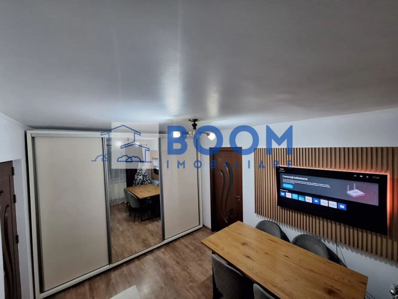 Apartament 3 camere | Tic Tac | Complet mobilat | Centrala proprie - BOOM Imobiliare vă oferă spre vânzare un apartament cu 3 camere, semidecomandat, situat în cartierul Ostroveni, zona Tic Tac, una dintre cele mai apreciate zone din Râmnicu Vâlcea.

Apartamentul are o suprafață utilă de 56 mp și este situat la etajul 4 din 5, într-un bloc bine întreținut. Se vinde complet mobilat și utilat, fiind pregătit pentru mutare imediată.

Locuința este orientată către est, beneficiind de lumină naturală încă din primele ore ale dimineții. Dispune de centrală termică proprie nouă, aer condiționat, balcon închis cu geam termopan și este izolată atât la exterior, cât și la interior, oferind un confort termic excelent și costuri reduse de întreținere.

Poziționarea este un mare avantaj, apartamentul aflându-se în imediata apropiere a Liceului Ferdinand, școlii, grădiniței, stațiilor de transport în comun, autogării, supermarketurilor, farmaciilor și a tuturor facilităților necesare unui stil de viață confortabil.

Este o alegere excelentă atât pentru o familie, cât și pentru investiție, datorită amplasării foarte bune și a faptului că poate fi locuit imediat, fără alte investiții.

Pentru mai multe detalii contactati echipa BOOM Imobiliare CP3210339