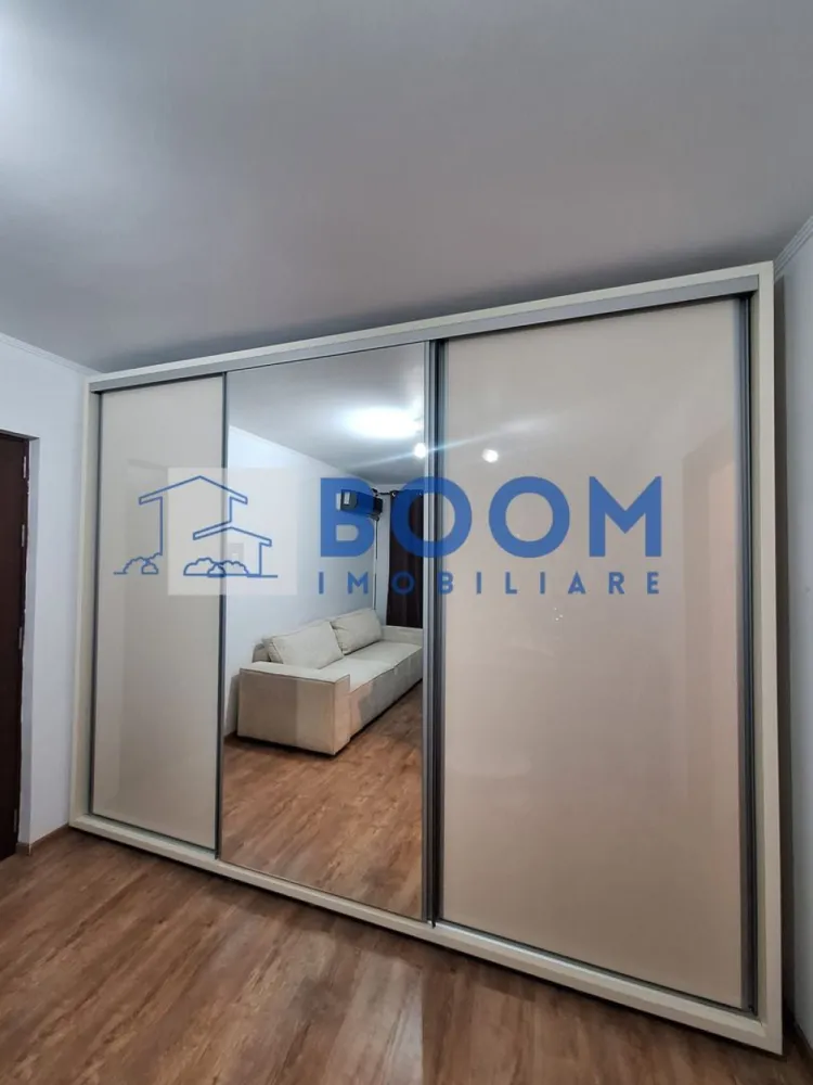 Apartament 3 camere | Tic Tac | Complet mobilat | Centrala proprie - BOOM Imobiliare vă oferă spre vânzare un apartament cu 3 camere, semidecomandat, situat în cartierul Ostroveni, zona Tic Tac, una dintre cele mai apreciate zone din Râmnicu Vâlcea.

Apartamentul are o suprafață utilă de 56 mp și este situat la etajul 4 din 5, într-un bloc bine întreținut. Se vinde complet mobilat și utilat, fiind pregătit pentru mutare imediată.

Locuința este orientată către est, beneficiind de lumină naturală încă din primele ore ale dimineții. Dispune de centrală termică proprie nouă, aer condiționat, balcon închis cu geam termopan și este izolată atât la exterior, cât și la interior, oferind un confort termic excelent și costuri reduse de întreținere.

Poziționarea este un mare avantaj, apartamentul aflându-se în imediata apropiere a Liceului Ferdinand, școlii, grădiniței, stațiilor de transport în comun, autogării, supermarketurilor, farmaciilor și a tuturor facilităților necesare unui stil de viață confortabil.

Este o alegere excelentă atât pentru o familie, cât și pentru investiție, datorită amplasării foarte bune și a faptului că poate fi locuit imediat, fără alte investiții.

Pentru mai multe detalii contactati echipa BOOM Imobiliare CP3210339