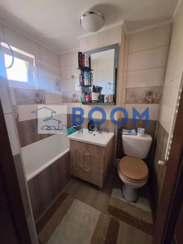 Apartament 3 camere | Tic Tac | Complet mobilat | Centrala proprie - BOOM Imobiliare vă oferă spre vânzare un apartament cu 3 camere, semidecomandat, situat în cartierul Ostroveni, zona Tic Tac, una dintre cele mai apreciate zone din Râmnicu Vâlcea.

Apartamentul are o suprafață utilă de 56 mp și este situat la etajul 4 din 5, într-un bloc bine întreținut. Se vinde complet mobilat și utilat, fiind pregătit pentru mutare imediată.

Locuința este orientată către est, beneficiind de lumină naturală încă din primele ore ale dimineții. Dispune de centrală termică proprie nouă, aer condiționat, balcon închis cu geam termopan și este izolată atât la exterior, cât și la interior, oferind un confort termic excelent și costuri reduse de întreținere.

Poziționarea este un mare avantaj, apartamentul aflându-se în imediata apropiere a Liceului Ferdinand, școlii, grădiniței, stațiilor de transport în comun, autogării, supermarketurilor, farmaciilor și a tuturor facilităților necesare unui stil de viață confortabil.

Este o alegere excelentă atât pentru o familie, cât și pentru investiție, datorită amplasării foarte bune și a faptului că poate fi locuit imediat, fără alte investiții.

Pentru mai multe detalii contactati echipa BOOM Imobiliare CP3210339