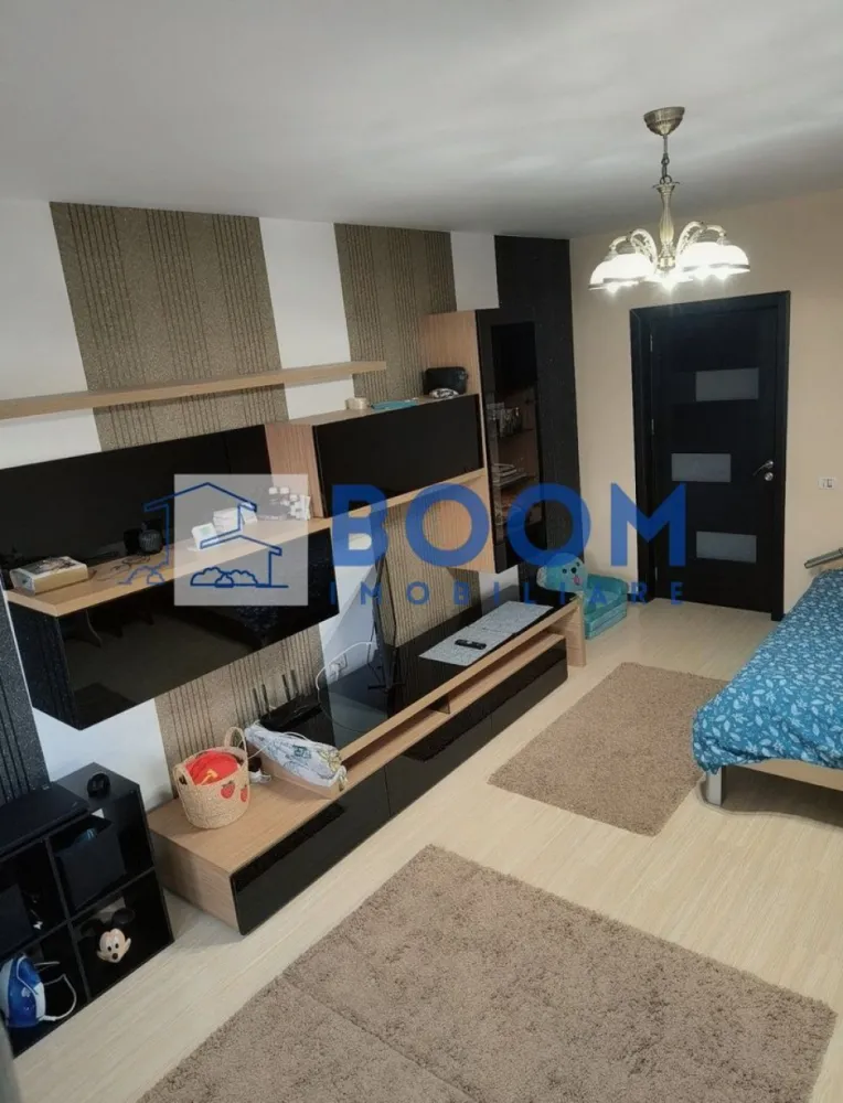 Garsoniera | 55 mp | Dem Rădulescu | Bloc Nou 2016 | Parcare proprie - Boom Imobiliare vă propune spre vânzare un apartament cu o suprafață utilă de 55 mp, situat la parterul unui bloc construit în anul 2016, amplasat pe Bulevardul Dem Rădulescu, una dintre cele mai apreciate și căutate zone din Râmnicu Vâlcea.

Apartamentul se remarcă prin suprafața generoasă și compartimentarea practică, fiind o alegere excelentă atât pentru locuință proprie, cât și pentru investiție, inclusiv pentru închiriere în regim hotelier, datorită amplasării în apropierea clinicilor medicale, ștrandului, restaurantelor, supermarketurilor și a celorlalte puncte de interes.

Locuința beneficiază de două balcoane spațioase, un avantaj rar întâlnit la apartamentele situate la parter, oferind lumină naturală și spațiu suplimentar pentru relaxare sau depozitare. Dispune de vedere pe trei laturi ale imobilului, loc de parcare înscris în acte și două căi de acces, de asemenea trecute în acte. Complexul este securizat prin barieră și supraveghere video, oferind confort și siguranță.

Pentru mai multe detalii si vizionare contactati echipa BOOm Imobiliare CP3209158