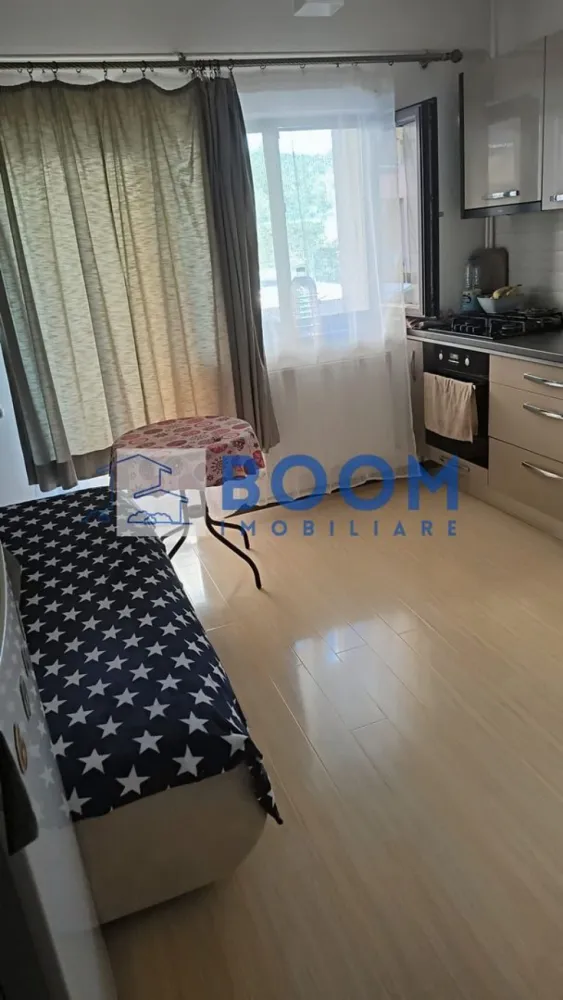 Garsoniera | 55 mp | Dem Rădulescu | Bloc Nou 2016 | Parcare proprie - Boom Imobiliare vă propune spre vânzare un apartament cu o suprafață utilă de 55 mp, situat la parterul unui bloc construit în anul 2016, amplasat pe Bulevardul Dem Rădulescu, una dintre cele mai apreciate și căutate zone din Râmnicu Vâlcea.

Apartamentul se remarcă prin suprafața generoasă și compartimentarea practică, fiind o alegere excelentă atât pentru locuință proprie, cât și pentru investiție, inclusiv pentru închiriere în regim hotelier, datorită amplasării în apropierea clinicilor medicale, ștrandului, restaurantelor, supermarketurilor și a celorlalte puncte de interes.

Locuința beneficiază de două balcoane spațioase, un avantaj rar întâlnit la apartamentele situate la parter, oferind lumină naturală și spațiu suplimentar pentru relaxare sau depozitare. Dispune de vedere pe trei laturi ale imobilului, loc de parcare înscris în acte și două căi de acces, de asemenea trecute în acte. Complexul este securizat prin barieră și supraveghere video, oferind confort și siguranță.

Pentru mai multe detalii si vizionare contactati echipa BOOm Imobiliare CP3209158