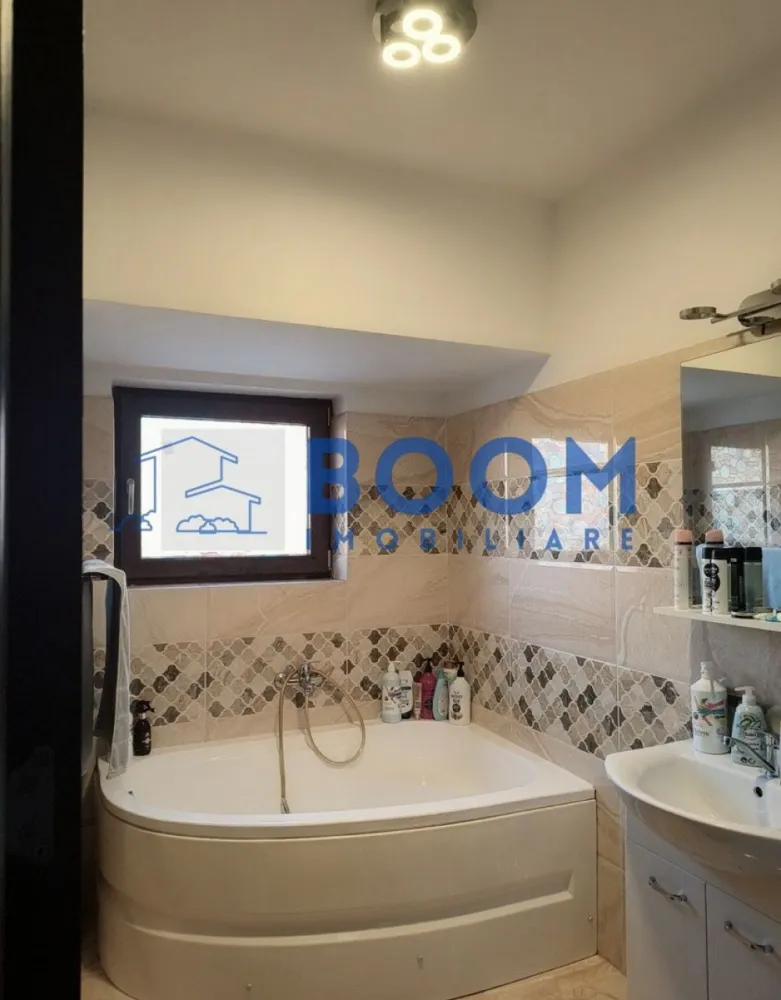 Garsoniera | 55 mp | Dem Rădulescu | Bloc Nou 2016 | Parcare proprie - Boom Imobiliare vă propune spre vânzare un apartament cu o suprafață utilă de 55 mp, situat la parterul unui bloc construit în anul 2016, amplasat pe Bulevardul Dem Rădulescu, una dintre cele mai apreciate și căutate zone din Râmnicu Vâlcea.

Apartamentul se remarcă prin suprafața generoasă și compartimentarea practică, fiind o alegere excelentă atât pentru locuință proprie, cât și pentru investiție, inclusiv pentru închiriere în regim hotelier, datorită amplasării în apropierea clinicilor medicale, ștrandului, restaurantelor, supermarketurilor și a celorlalte puncte de interes.

Locuința beneficiază de două balcoane spațioase, un avantaj rar întâlnit la apartamentele situate la parter, oferind lumină naturală și spațiu suplimentar pentru relaxare sau depozitare. Dispune de vedere pe trei laturi ale imobilului, loc de parcare înscris în acte și două căi de acces, de asemenea trecute în acte. Complexul este securizat prin barieră și supraveghere video, oferind confort și siguranță.

Pentru mai multe detalii si vizionare contactati echipa BOOm Imobiliare CP3209158