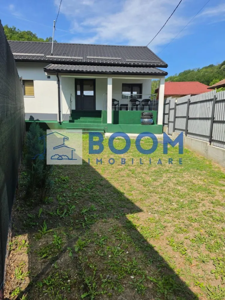 Casa 4,5 Km de Rm. Valcea | Centrala pe gaz | Mutare imediata - BOOM Imobiliare vă propune spre vânzare o casă situată în zona Copăcelu, la intersecția cu Ocnele Mari, la doar 4,5 km de centrul municipiului Râmnicu Vâlcea.

Locuința este ideală pentru o familie care își dorește confort, liniște și acces rapid către oraș.

Compartimentare:
3 camere;
living generos;
bucătărie complet mobilată și utilată;
baie cu cadă;
terasă.

Dotări:

centrală termică;
gaz, curent, apă, canalizare și internet;
gard din beton;
loc de parcare în curtea proprietății;
teren de aproximativ 350 mp.

Casa este pregătită pentru mutare.
Pentru mai multe detalii contactati echipa BOOM Imobiliare CP3209077