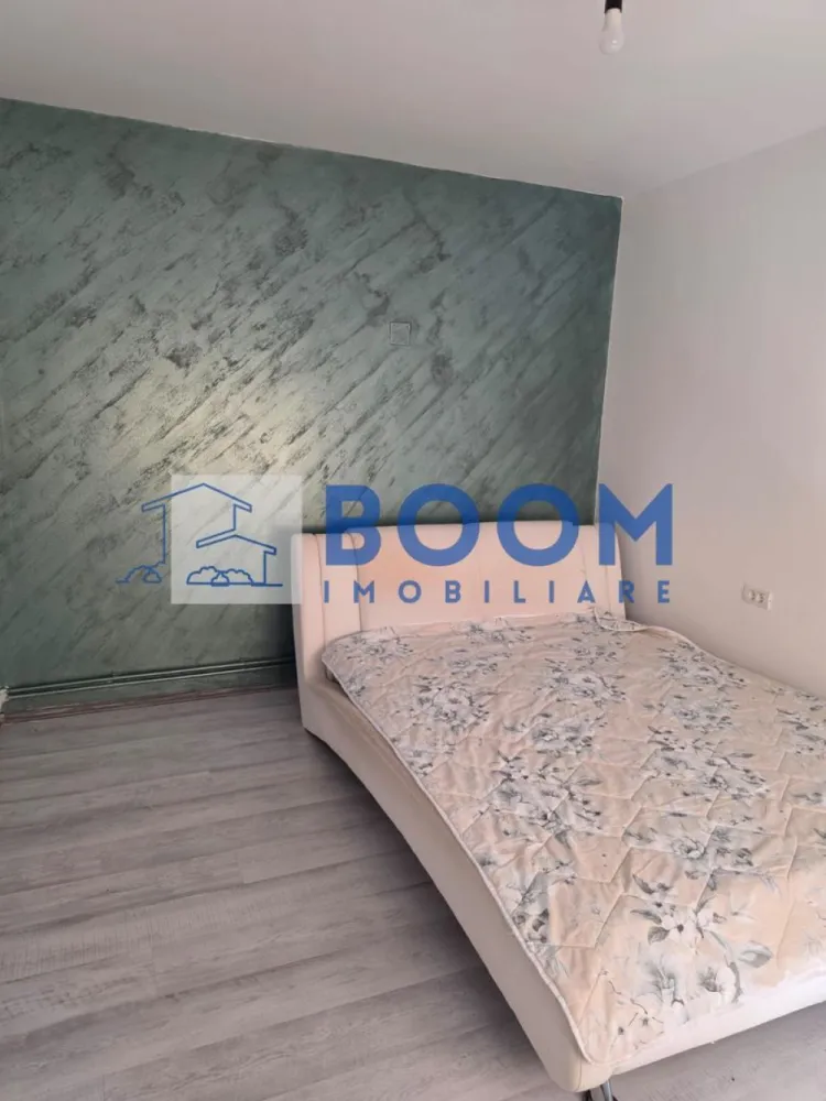 Casa 4,5 Km de Rm. Valcea | Centrala pe gaz | Mutare imediata - BOOM Imobiliare vă propune spre vânzare o casă situată în zona Copăcelu, la intersecția cu Ocnele Mari, la doar 4,5 km de centrul municipiului Râmnicu Vâlcea.

Locuința este ideală pentru o familie care își dorește confort, liniște și acces rapid către oraș.

Compartimentare:
3 camere;
living generos;
bucătărie complet mobilată și utilată;
baie cu cadă;
terasă.

Dotări:

centrală termică;
gaz, curent, apă, canalizare și internet;
gard din beton;
loc de parcare în curtea proprietății;
teren de aproximativ 350 mp.

Casa este pregătită pentru mutare.
Pentru mai multe detalii contactati echipa BOOM Imobiliare CP3209077