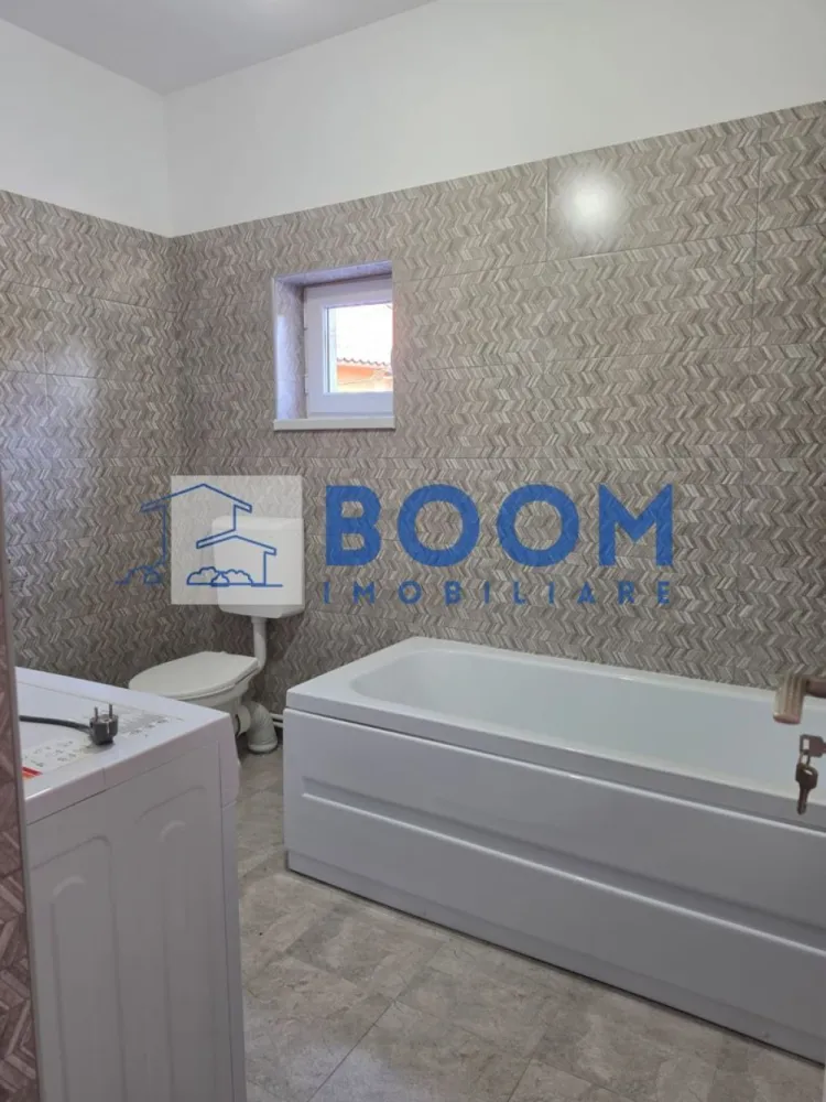 Casa 4,5 Km de Rm. Valcea | Centrala pe gaz | Mutare imediata - BOOM Imobiliare vă propune spre vânzare o casă situată în zona Copăcelu, la intersecția cu Ocnele Mari, la doar 4,5 km de centrul municipiului Râmnicu Vâlcea.

Locuința este ideală pentru o familie care își dorește confort, liniște și acces rapid către oraș.

Compartimentare:
3 camere;
living generos;
bucătărie complet mobilată și utilată;
baie cu cadă;
terasă.

Dotări:

centrală termică;
gaz, curent, apă, canalizare și internet;
gard din beton;
loc de parcare în curtea proprietății;
teren de aproximativ 350 mp.

Casa este pregătită pentru mutare.
Pentru mai multe detalii contactati echipa BOOM Imobiliare CP3209077