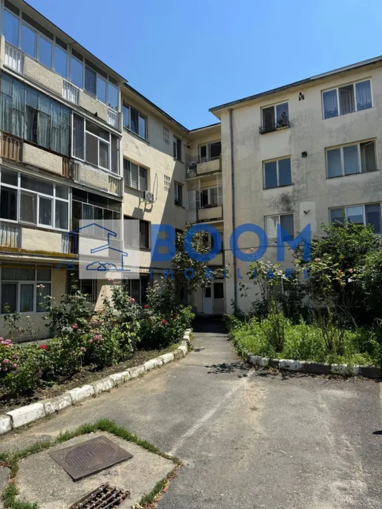 Apartament 3 Camere | Zona Ultracentrala | Etaj 1 - De RENOVAT - BOOM IMOBILIARE vă oferă spre vânzare un apartament cu 3 camere și dependințe situat ultracentral lângă Statuia Libertății la poalele Dealului Capela într o zonă apreciată pentru liniște spații verzi și aer curat

Apartamentul este amplasat la etajul 1 al unui bloc solid cu regim de înălțime P+3 construit în anul 1962 Beneficiază de o poziționare excelentă fiind luminos pe tot parcursul zilei și foarte călduros în sezonul rece

Apartamentul are o suprafață utilă de 57 mp și este compartimentat clasic în 3 camere bucătărie baie hol debara și balcon.

Necesită renovare oferind viitorului proprietar posibilitatea de a îl amenaja complet după propriul gust și nevoi

Locuința dispune de toate utilitățile gigacalrimetre, gaze naturale apă canalizare și energie electrică 

Amplasarea ultracentrală oferă acces rapid către instituții publice magazine școli parcuri și mijloace de transport în comun fiind o alegere excelentă atât pentru locuință proprie cât și pentru investiție

Pentru mai multe informații și programarea unei vizionări contactați BOOM IMOBILIARE CP3199270