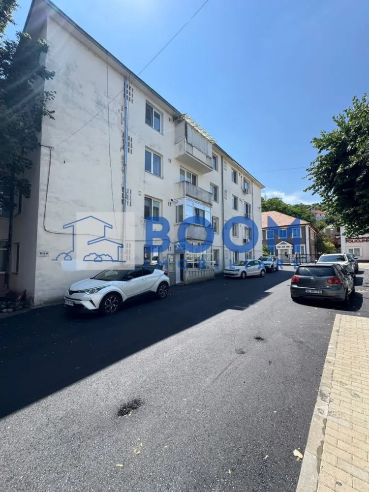 Apartament 3 Camere | Zona Ultracentrala | Etaj 1 - De RENOVAT - BOOM IMOBILIARE vă oferă spre vânzare un apartament cu 3 camere și dependințe situat ultracentral lângă Statuia Libertății la poalele Dealului Capela într o zonă apreciată pentru liniște spații verzi și aer curat

Apartamentul este amplasat la etajul 1 al unui bloc solid cu regim de înălțime P+3 construit în anul 1962 Beneficiază de o poziționare excelentă fiind luminos pe tot parcursul zilei și foarte călduros în sezonul rece

Apartamentul are o suprafață utilă de 57 mp și este compartimentat clasic în 3 camere bucătărie baie hol debara și balcon.

Necesită renovare oferind viitorului proprietar posibilitatea de a îl amenaja complet după propriul gust și nevoi

Locuința dispune de toate utilitățile gigacalrimetre, gaze naturale apă canalizare și energie electrică 

Amplasarea ultracentrală oferă acces rapid către instituții publice magazine școli parcuri și mijloace de transport în comun fiind o alegere excelentă atât pentru locuință proprie cât și pentru investiție

Pentru mai multe informații și programarea unei vizionări contactați BOOM IMOBILIARE CP3199270