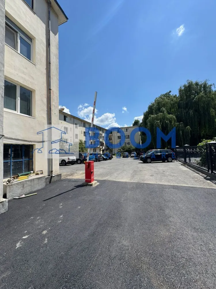 Apartament 3 Camere | Zona Ultracentrala | Etaj 1 - De RENOVAT - BOOM IMOBILIARE vă oferă spre vânzare un apartament cu 3 camere și dependințe situat ultracentral lângă Statuia Libertății la poalele Dealului Capela într o zonă apreciată pentru liniște spații verzi și aer curat

Apartamentul este amplasat la etajul 1 al unui bloc solid cu regim de înălțime P+3 construit în anul 1962 Beneficiază de o poziționare excelentă fiind luminos pe tot parcursul zilei și foarte călduros în sezonul rece

Apartamentul are o suprafață utilă de 57 mp și este compartimentat clasic în 3 camere bucătărie baie hol debara și balcon.

Necesită renovare oferind viitorului proprietar posibilitatea de a îl amenaja complet după propriul gust și nevoi

Locuința dispune de toate utilitățile gigacalrimetre, gaze naturale apă canalizare și energie electrică 

Amplasarea ultracentrală oferă acces rapid către instituții publice magazine școli parcuri și mijloace de transport în comun fiind o alegere excelentă atât pentru locuință proprie cât și pentru investiție

Pentru mai multe informații și programarea unei vizionări contactați BOOM IMOBILIARE CP3199270