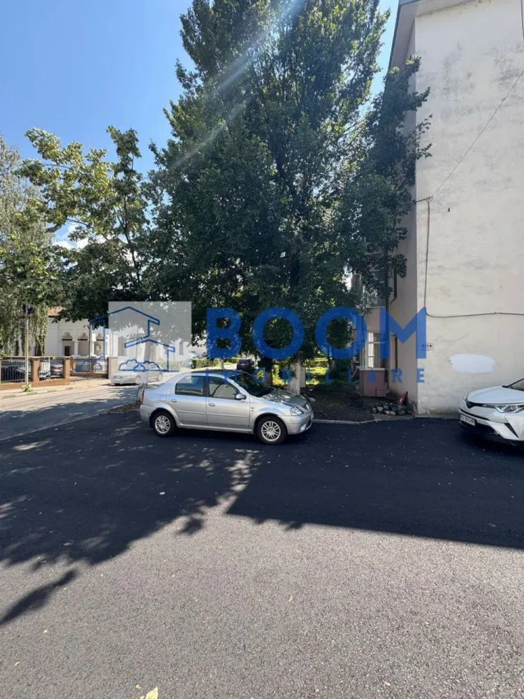 Apartament 3 Camere | Zona Ultracentrala | Etaj 1 - De RENOVAT - BOOM IMOBILIARE vă oferă spre vânzare un apartament cu 3 camere și dependințe situat ultracentral lângă Statuia Libertății la poalele Dealului Capela într o zonă apreciată pentru liniște spații verzi și aer curat

Apartamentul este amplasat la etajul 1 al unui bloc solid cu regim de înălțime P+3 construit în anul 1962 Beneficiază de o poziționare excelentă fiind luminos pe tot parcursul zilei și foarte călduros în sezonul rece

Apartamentul are o suprafață utilă de 57 mp și este compartimentat clasic în 3 camere bucătărie baie hol debara și balcon.

Necesită renovare oferind viitorului proprietar posibilitatea de a îl amenaja complet după propriul gust și nevoi

Locuința dispune de toate utilitățile gigacalrimetre, gaze naturale apă canalizare și energie electrică 

Amplasarea ultracentrală oferă acces rapid către instituții publice magazine școli parcuri și mijloace de transport în comun fiind o alegere excelentă atât pentru locuință proprie cât și pentru investiție

Pentru mai multe informații și programarea unei vizionări contactați BOOM IMOBILIARE CP3199270