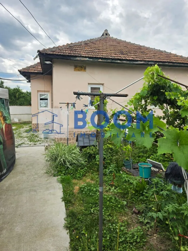 Casa Calimanesti | Teren 1700 mp | Centrala proprie - Casă cu teren de 1.700 mp aproape de Călimănești-Căciulata

BOOM Imobiliare vă oferă spre vânzare o casă situată într-o zonă liniștită din județul Vâlcea, la doar 5 minute de mers pe jos de gară și 5 minute cu mașina de stațiunea Călimănești-Căciulata.

Casa are o suprafață de 72 mp și este compartimentată în 3 camere, hol, baie și bucătărie. Proprietatea este renovată, complet mobilată și utilată, fiind pregătită pentru mutare imediată. Nu sunt incluse în vânzare combina frigorifică, un fotoliu și televizorul.

Terenul are o suprafață totală de 1.700 mp și include o livadă, bucătărie de vară și magazie.

Utilități disponibile:

* Curent electric
* Apă curentă
* Canalizare
* Gaz

Proprietatea beneficiază de o priveliște frumoasă către Vârful Cozia și se află în apropierea principalelor atracții turistice din zonă, precum Mănăstirea Cozia, Mănăstirea Turnu și traseele montane.

Datorită amplasării și terenului generos, această proprietate este potrivită atât pentru locuință permanentă, cât și pentru investiție în turism, prin amenajarea unor căsuțe de vacanță, pensiune sau camere de închiriat.

Pentru mai multe informații sau pentru programarea unei vizionări, vă rugăm să ne contactați.

BOOM Imobiliare CP3207686