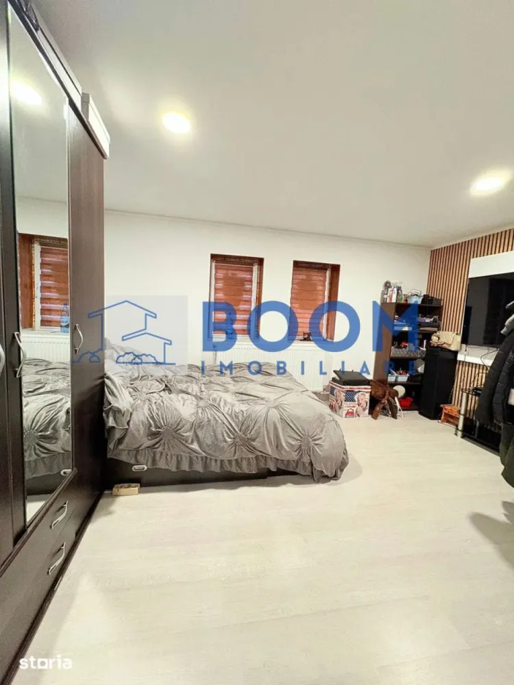 Casa Calimanesti | Teren 1700 mp | Centrala proprie - Casă cu teren de 1.700 mp aproape de Călimănești-Căciulata

BOOM Imobiliare vă oferă spre vânzare o casă situată într-o zonă liniștită din județul Vâlcea, la doar 5 minute de mers pe jos de gară și 5 minute cu mașina de stațiunea Călimănești-Căciulata.

Casa are o suprafață de 72 mp și este compartimentată în 3 camere, hol, baie și bucătărie. Proprietatea este renovată, complet mobilată și utilată, fiind pregătită pentru mutare imediată. Nu sunt incluse în vânzare combina frigorifică, un fotoliu și televizorul.

Terenul are o suprafață totală de 1.700 mp și include o livadă, bucătărie de vară și magazie.

Utilități disponibile:

* Curent electric
* Apă curentă
* Canalizare
* Gaz

Proprietatea beneficiază de o priveliște frumoasă către Vârful Cozia și se află în apropierea principalelor atracții turistice din zonă, precum Mănăstirea Cozia, Mănăstirea Turnu și traseele montane.

Datorită amplasării și terenului generos, această proprietate este potrivită atât pentru locuință permanentă, cât și pentru investiție în turism, prin amenajarea unor căsuțe de vacanță, pensiune sau camere de închiriat.

Pentru mai multe informații sau pentru programarea unei vizionări, vă rugăm să ne contactați.

BOOM Imobiliare CP3207686