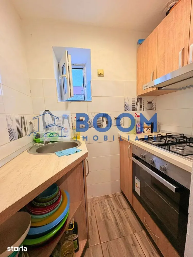 Casa Calimanesti | Teren 1700 mp | Centrala proprie - Casă cu teren de 1.700 mp aproape de Călimănești-Căciulata

BOOM Imobiliare vă oferă spre vânzare o casă situată într-o zonă liniștită din județul Vâlcea, la doar 5 minute de mers pe jos de gară și 5 minute cu mașina de stațiunea Călimănești-Căciulata.

Casa are o suprafață de 72 mp și este compartimentată în 3 camere, hol, baie și bucătărie. Proprietatea este renovată, complet mobilată și utilată, fiind pregătită pentru mutare imediată. Nu sunt incluse în vânzare combina frigorifică, un fotoliu și televizorul.

Terenul are o suprafață totală de 1.700 mp și include o livadă, bucătărie de vară și magazie.

Utilități disponibile:

* Curent electric
* Apă curentă
* Canalizare
* Gaz

Proprietatea beneficiază de o priveliște frumoasă către Vârful Cozia și se află în apropierea principalelor atracții turistice din zonă, precum Mănăstirea Cozia, Mănăstirea Turnu și traseele montane.

Datorită amplasării și terenului generos, această proprietate este potrivită atât pentru locuință permanentă, cât și pentru investiție în turism, prin amenajarea unor căsuțe de vacanță, pensiune sau camere de închiriat.

Pentru mai multe informații sau pentru programarea unei vizionări, vă rugăm să ne contactați.

BOOM Imobiliare CP3207686