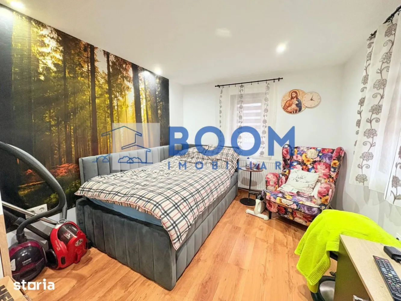 Casa Calimanesti | Teren 1700 mp | Centrala proprie - Casă cu teren de 1.700 mp aproape de Călimănești-Căciulata

BOOM Imobiliare vă oferă spre vânzare o casă situată într-o zonă liniștită din județul Vâlcea, la doar 5 minute de mers pe jos de gară și 5 minute cu mașina de stațiunea Călimănești-Căciulata.

Casa are o suprafață de 72 mp și este compartimentată în 3 camere, hol, baie și bucătărie. Proprietatea este renovată, complet mobilată și utilată, fiind pregătită pentru mutare imediată. Nu sunt incluse în vânzare combina frigorifică, un fotoliu și televizorul.

Terenul are o suprafață totală de 1.700 mp și include o livadă, bucătărie de vară și magazie.

Utilități disponibile:

* Curent electric
* Apă curentă
* Canalizare
* Gaz

Proprietatea beneficiază de o priveliște frumoasă către Vârful Cozia și se află în apropierea principalelor atracții turistice din zonă, precum Mănăstirea Cozia, Mănăstirea Turnu și traseele montane.

Datorită amplasării și terenului generos, această proprietate este potrivită atât pentru locuință permanentă, cât și pentru investiție în turism, prin amenajarea unor căsuțe de vacanță, pensiune sau camere de închiriat.

Pentru mai multe informații sau pentru programarea unei vizionări, vă rugăm să ne contactați.

BOOM Imobiliare CP3207686