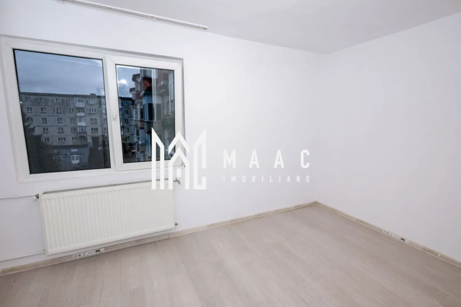 Apartament 2 camere Ostroveni 40 MP - MAAC Imobiliare vă propune spre vânzare un apartament cu 2 camere aflat in cartierul Ostroveni -CP2832691 Proprietatea are o suprafață totala de 40 MP, se afla la etajul 4 al unui bloc cu 5 etaje ( fara lift) Este o alegere ideală pentru tineri aflați la început de drum sau ca investiție si este pretabil pentru inchiriere. Compartimentare: -Suprafata utila 37MP -Suprafata totala 40MP -Hol generos -Bucatarie -Baie cu geam -Living -Balcon inchis cu termopan -Dormitor In apropiere avem acces facil la statii de autobuz, scoli, licee, gradinite, magazine, restaurante si multe alte spatii comerciale Apartamentul se preda ca in fotografiile de prezentare, fara mobilier. Imbunatatiri aduse: -tamplarie schimbata, -instalatie sanitara inlocuita -glet si vopsea lavabila -usa intrare schimbata -parchet laminat Pentru mai multe detalii și programarea unei vizionări, contactați echipa MAAC Imobiliare Râmnicu Vâlcea. }}
