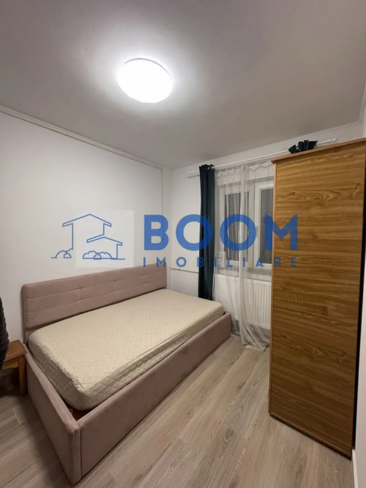 Garsoniera Nord | Strada Decebal | Complet renovata| Mutare imediata - BOOM Imobiliare vă propune spre vânzare o garsoniera confort 3, complet renovată și utilată, situată în zona Nord, în imediata apropiere a Liceului Sanitar (bloc G 159). Locuința se află la etajul 3 și reprezintă o oportunitate excelentă de investiție sau pentru locuit, fiind gata de mutare.
Caracteristici principale
• Localizare: Zona Nord, lângă Liceul Sanitar (Bl. G 159)
• Confort: Conf. 3
• Etaj: 3
• Stare: Renovată complet
• Instalații: Sanitară și electrică refăcute integral
Dotări și finisaje
• Complet mobilată
• Mașină de spălat nouă
• Cuptor cu microunde
• Mini-frigider
• Pat dimensiuni 120/200 cm
Preț și contact
• Preț: 25.500 EUR (ușor negociabil)
Pentru mai multe detalii și pentru programarea unei vizionări, nu ezitați să ne contactați, specificand CP3195671