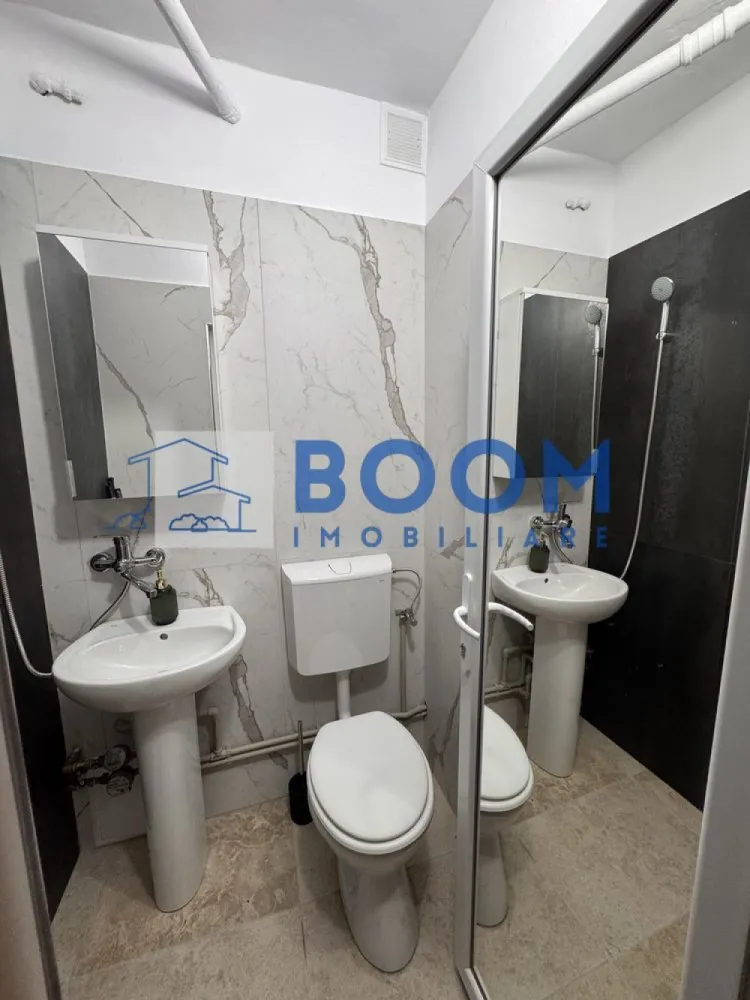 Garsoniera Nord | Strada Decebal | Complet renovata| Mutare imediata - BOOM Imobiliare vă propune spre vânzare o garsoniera confort 3, complet renovată și utilată, situată în zona Nord, în imediata apropiere a Liceului Sanitar (bloc G 159). Locuința se află la etajul 3 și reprezintă o oportunitate excelentă de investiție sau pentru locuit, fiind gata de mutare.
Caracteristici principale
• Localizare: Zona Nord, lângă Liceul Sanitar (Bl. G 159)
• Confort: Conf. 3
• Etaj: 3
• Stare: Renovată complet
• Instalații: Sanitară și electrică refăcute integral
Dotări și finisaje
• Complet mobilată
• Mașină de spălat nouă
• Cuptor cu microunde
• Mini-frigider
• Pat dimensiuni 120/200 cm
Preț și contact
• Preț: 25.500 EUR (ușor negociabil)
Pentru mai multe detalii și pentru programarea unei vizionări, nu ezitați să ne contactați, specificand CP3195671