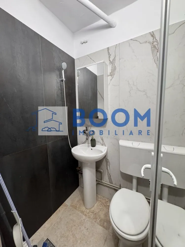 Garsoniera Nord | Strada Decebal | Complet renovata| Mutare imediata - BOOM Imobiliare vă propune spre vânzare o garsoniera confort 3, complet renovată și utilată, situată în zona Nord, în imediata apropiere a Liceului Sanitar (bloc G 159). Locuința se află la etajul 3 și reprezintă o oportunitate excelentă de investiție sau pentru locuit, fiind gata de mutare.
Caracteristici principale
• Localizare: Zona Nord, lângă Liceul Sanitar (Bl. G 159)
• Confort: Conf. 3
• Etaj: 3
• Stare: Renovată complet
• Instalații: Sanitară și electrică refăcute integral
Dotări și finisaje
• Complet mobilată
• Mașină de spălat nouă
• Cuptor cu microunde
• Mini-frigider
• Pat dimensiuni 120/200 cm
Preț și contact
• Preț: 25.500 EUR (ușor negociabil)
Pentru mai multe detalii și pentru programarea unei vizionări, nu ezitați să ne contactați, specificand CP3195671
