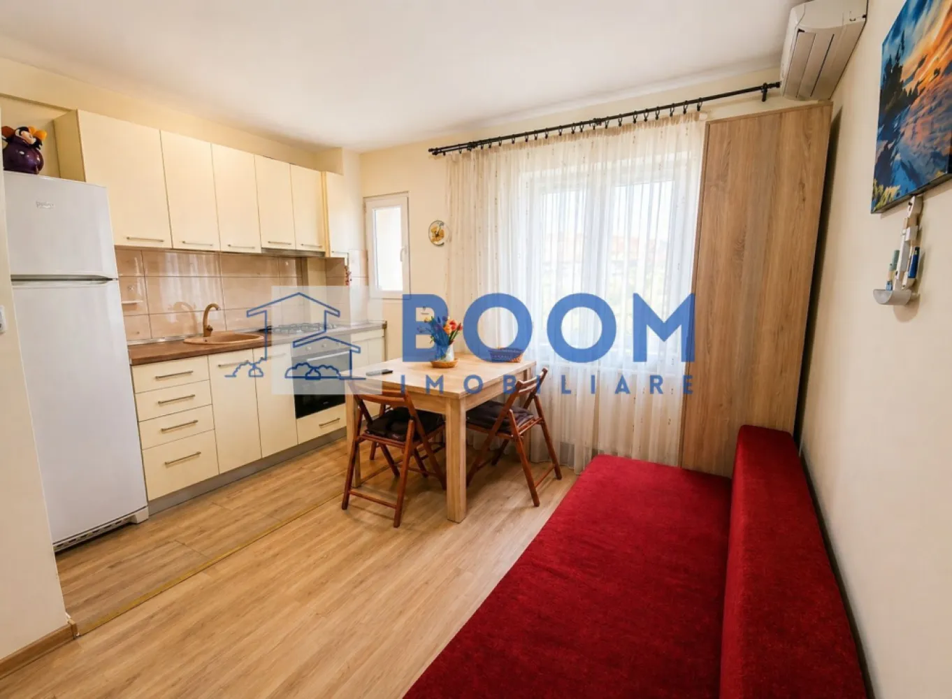 Studio | Etaj 1 | Bloc anvelopat | Gigacalorimetru | Mobilat si Utilat - Apartament 2 camere, 28 mp – Zona Nord, Cocorilor

BOOM Imobiliare vă propune spre vânzare un apartament compact și eficient, situat în Zona Nord – Cocorilor, lângă Școala Nr. 2. Deși are 28 mp, în acte figurează ca apartament cu 2 camere, fiind compartimentat inteligent și oferind un confort superior unei garsoniere clasice.

✔ Dormitor separat cu dressing până în tavan
✔ Living cu bucătărie open-space, complet mobilată și utilată
✔ Baie ventilată, cu cabină de duș
✔ Etaj 1 – ideal atât pentru locuit, cât și pentru investiție

Apartamentul beneficiază de bloc anvelopat, gigacalorimetru (costuri reduse de întreținere), instalații electrice și sanitare refăcute, contor electric mutat pe casa scării, aer condiționat Fujitsu 12.000 BTU A++, Smart TV, mașină de spălat A++, frigider și, la cerere, uscător de rufe A++.

Se vinde exact ca în fotografii, complet mobilat și utilat, fiind gata pentru mutare imediată sau închiriere.

Zonă liniștită, cu multă verdeață și acces rapid către școli, magazine și mijloace de transport.

Pentru detalii și programarea unei vizionări, contactați BOOM Imobiliare. CP3198520