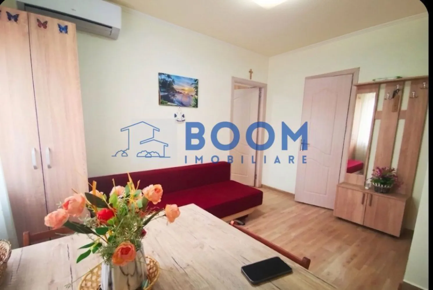 Studio | Etaj 1 | Bloc anvelopat | Gigacalorimetru | Mobilat si Utilat - Apartament 2 camere, 28 mp – Zona Nord, Cocorilor

BOOM Imobiliare vă propune spre vânzare un apartament compact și eficient, situat în Zona Nord – Cocorilor, lângă Școala Nr. 2. Deși are 28 mp, în acte figurează ca apartament cu 2 camere, fiind compartimentat inteligent și oferind un confort superior unei garsoniere clasice.

✔ Dormitor separat cu dressing până în tavan
✔ Living cu bucătărie open-space, complet mobilată și utilată
✔ Baie ventilată, cu cabină de duș
✔ Etaj 1 – ideal atât pentru locuit, cât și pentru investiție

Apartamentul beneficiază de bloc anvelopat, gigacalorimetru (costuri reduse de întreținere), instalații electrice și sanitare refăcute, contor electric mutat pe casa scării, aer condiționat Fujitsu 12.000 BTU A++, Smart TV, mașină de spălat A++, frigider și, la cerere, uscător de rufe A++.

Se vinde exact ca în fotografii, complet mobilat și utilat, fiind gata pentru mutare imediată sau închiriere.

Zonă liniștită, cu multă verdeață și acces rapid către școli, magazine și mijloace de transport.

Pentru detalii și programarea unei vizionări, contactați BOOM Imobiliare. CP3198520
