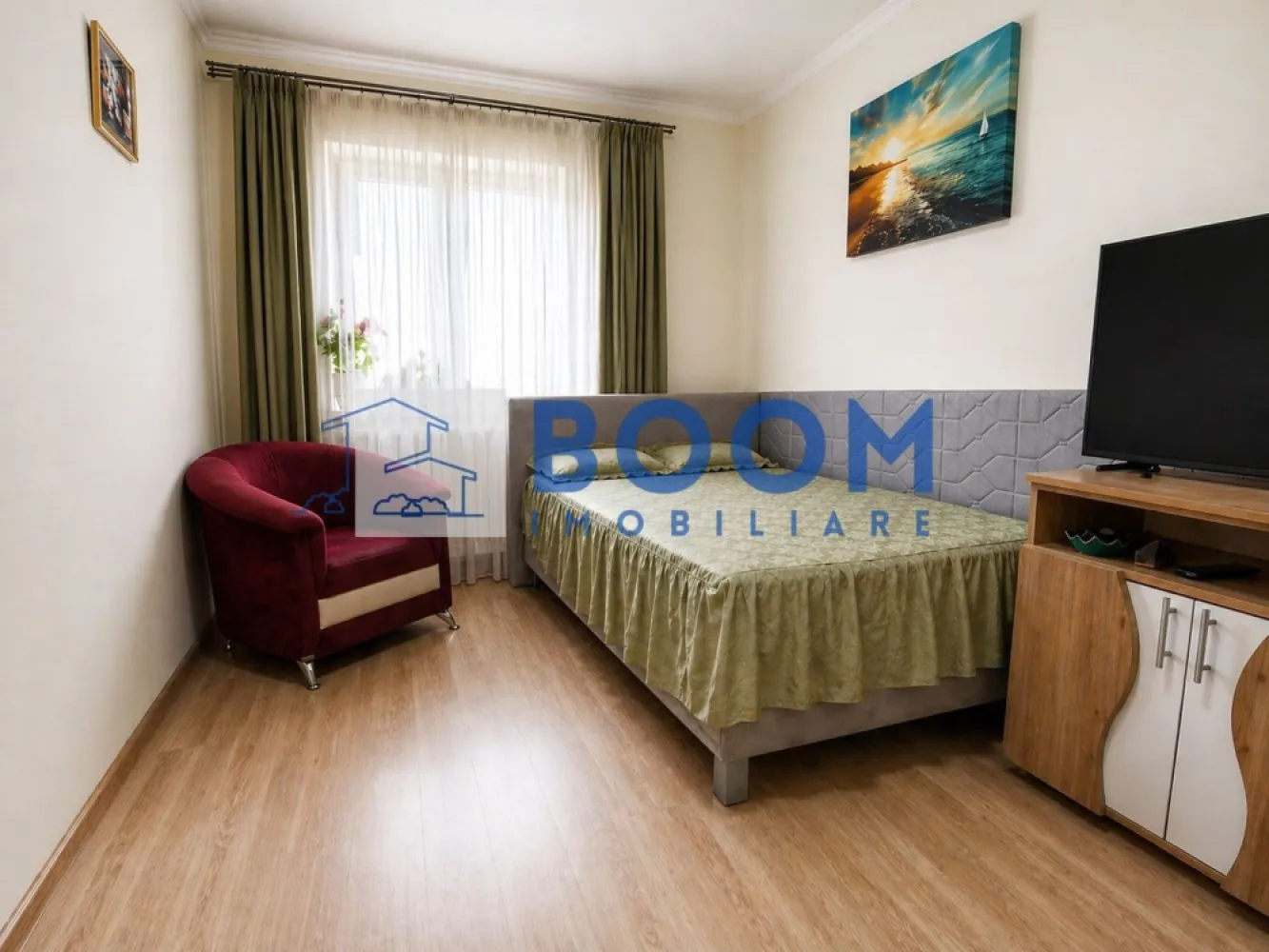 Studio | Etaj 1 | Bloc anvelopat | Gigacalorimetru | Mobilat si Utilat - Apartament 2 camere, 28 mp – Zona Nord, Cocorilor

BOOM Imobiliare vă propune spre vânzare un apartament compact și eficient, situat în Zona Nord – Cocorilor, lângă Școala Nr. 2. Deși are 28 mp, în acte figurează ca apartament cu 2 camere, fiind compartimentat inteligent și oferind un confort superior unei garsoniere clasice.

✔ Dormitor separat cu dressing până în tavan
✔ Living cu bucătărie open-space, complet mobilată și utilată
✔ Baie ventilată, cu cabină de duș
✔ Etaj 1 – ideal atât pentru locuit, cât și pentru investiție

Apartamentul beneficiază de bloc anvelopat, gigacalorimetru (costuri reduse de întreținere), instalații electrice și sanitare refăcute, contor electric mutat pe casa scării, aer condiționat Fujitsu 12.000 BTU A++, Smart TV, mașină de spălat A++, frigider și, la cerere, uscător de rufe A++.

Se vinde exact ca în fotografii, complet mobilat și utilat, fiind gata pentru mutare imediată sau închiriere.

Zonă liniștită, cu multă verdeață și acces rapid către școli, magazine și mijloace de transport.

Pentru detalii și programarea unei vizionări, contactați BOOM Imobiliare. CP3198520
