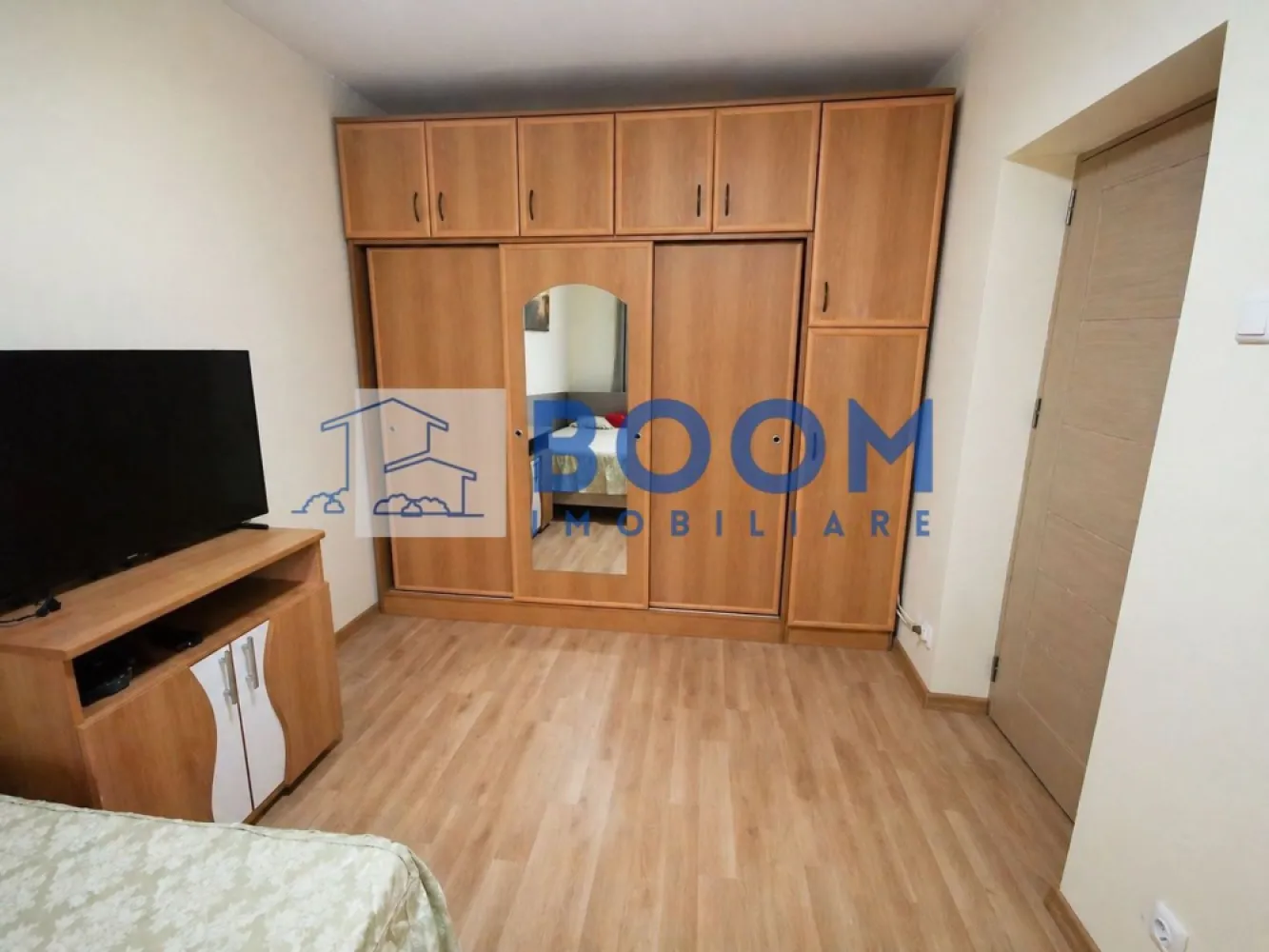 Studio | Etaj 1 | Bloc anvelopat | Gigacalorimetru | Mobilat si Utilat - Apartament 2 camere, 28 mp – Zona Nord, Cocorilor

BOOM Imobiliare vă propune spre vânzare un apartament compact și eficient, situat în Zona Nord – Cocorilor, lângă Școala Nr. 2. Deși are 28 mp, în acte figurează ca apartament cu 2 camere, fiind compartimentat inteligent și oferind un confort superior unei garsoniere clasice.

✔ Dormitor separat cu dressing până în tavan
✔ Living cu bucătărie open-space, complet mobilată și utilată
✔ Baie ventilată, cu cabină de duș
✔ Etaj 1 – ideal atât pentru locuit, cât și pentru investiție

Apartamentul beneficiază de bloc anvelopat, gigacalorimetru (costuri reduse de întreținere), instalații electrice și sanitare refăcute, contor electric mutat pe casa scării, aer condiționat Fujitsu 12.000 BTU A++, Smart TV, mașină de spălat A++, frigider și, la cerere, uscător de rufe A++.

Se vinde exact ca în fotografii, complet mobilat și utilat, fiind gata pentru mutare imediată sau închiriere.

Zonă liniștită, cu multă verdeață și acces rapid către școli, magazine și mijloace de transport.

Pentru detalii și programarea unei vizionări, contactați BOOM Imobiliare. CP3198520