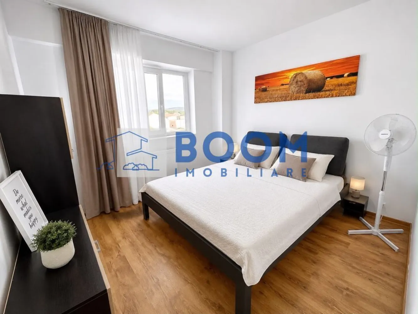 Apartament 2 camere | Zona Ostroveni | Vedere Panoramica - BOOM Imobiliare va propune spre vanzare:
Apartament 2 CAMERE |Bulevardul Tineretului , Ostroveni

Situat într-o zonă apreciată pentru liniște, accesibilitate și priveliști deosebite, acest apartament reprezintă o oportunitate excelentă pentru cei care își doresc o locuință confortabilă sau o investiție sigură.

Cu o suprafață totală de 49,4 mp, proprietatea oferă un echilibru excelent între confort, funcționalitate și potențial de amenajare.
Apartamentul dispune de:
• 2 camere generoase și luminoase;
• bucătărie separată;
• baie spațioasă;
• hol de acces bine organizat;
• vedere panoramică către Bulevardul Dem Rădulescu și râul Olt.

Imobilul se vinde nemobilat, oferind viitorului proprietar libertatea de a-și amenaja locuința exact după propriul gust și stil.

Zona este recunoscută pentru accesibilitate, infrastructură modernă și proximitatea față de principalele puncte de interes: centre comerciale, mijloace de transport, școli, grădinițe, spații verzi și zone de recreere.

Unul dintre cele mai importante avantaje ale acestei proprietăți îl reprezintă raportul excelent calitate–preț, apartamentul fiind oferit la un preț sub nivelul actual al pieței pentru această zonă.

Pentru informații suplimentare și programarea unei vizionări, vă stăm cu plăcere la dispoziție. CP3195673