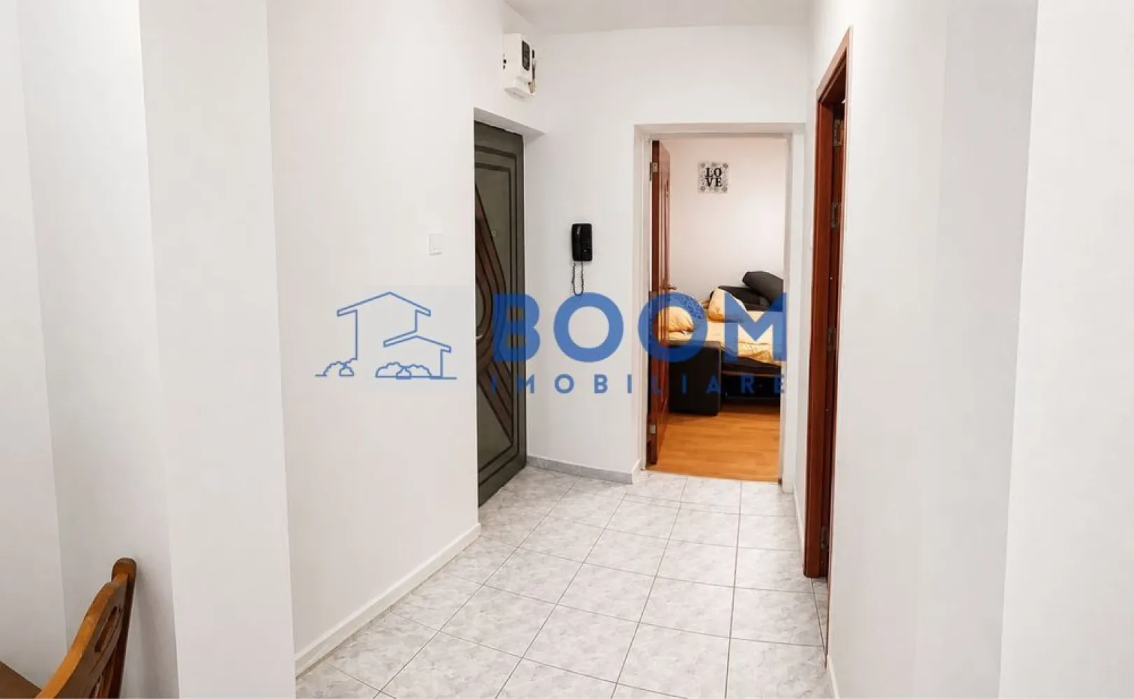 Apartament 2 camere | Zona Ostroveni | Vedere Panoramica - BOOM Imobiliare va propune spre vanzare:
Apartament 2 CAMERE |Bulevardul Tineretului , Ostroveni

Situat într-o zonă apreciată pentru liniște, accesibilitate și priveliști deosebite, acest apartament reprezintă o oportunitate excelentă pentru cei care își doresc o locuință confortabilă sau o investiție sigură.

Cu o suprafață totală de 49,4 mp, proprietatea oferă un echilibru excelent între confort, funcționalitate și potențial de amenajare.
Apartamentul dispune de:
• 2 camere generoase și luminoase;
• bucătărie separată;
• baie spațioasă;
• hol de acces bine organizat;
• vedere panoramică către Bulevardul Dem Rădulescu și râul Olt.

Imobilul se vinde nemobilat, oferind viitorului proprietar libertatea de a-și amenaja locuința exact după propriul gust și stil.

Zona este recunoscută pentru accesibilitate, infrastructură modernă și proximitatea față de principalele puncte de interes: centre comerciale, mijloace de transport, școli, grădinițe, spații verzi și zone de recreere.

Unul dintre cele mai importante avantaje ale acestei proprietăți îl reprezintă raportul excelent calitate–preț, apartamentul fiind oferit la un preț sub nivelul actual al pieței pentru această zonă.

Pentru informații suplimentare și programarea unei vizionări, vă stăm cu plăcere la dispoziție. CP3195673