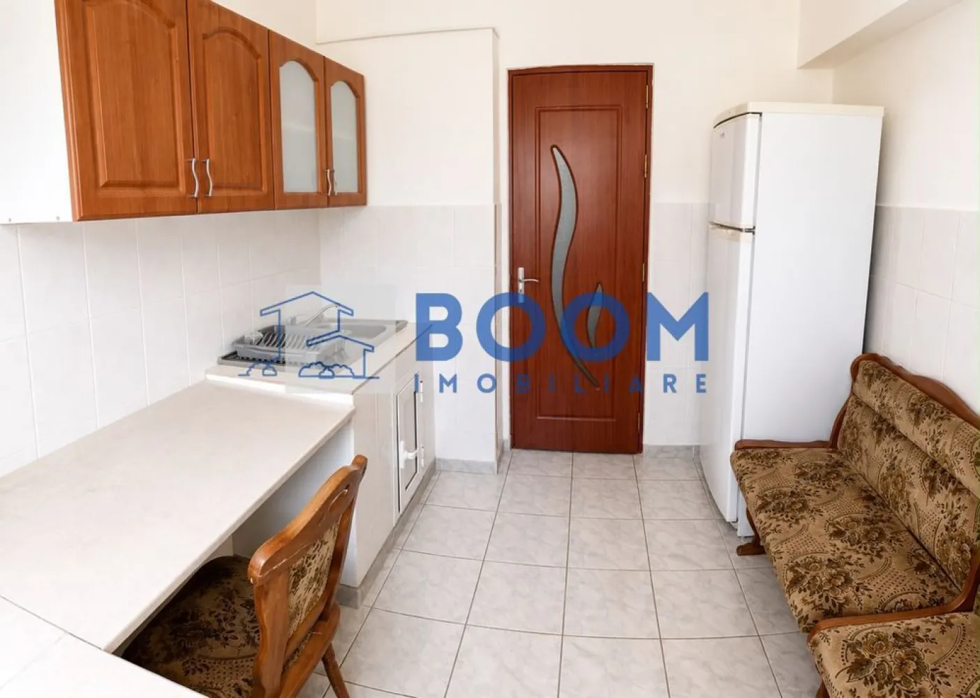 Apartament 2 camere | Zona Ostroveni | Vedere Panoramica - BOOM Imobiliare va propune spre vanzare:
Apartament 2 CAMERE |Bulevardul Tineretului , Ostroveni

Situat într-o zonă apreciată pentru liniște, accesibilitate și priveliști deosebite, acest apartament reprezintă o oportunitate excelentă pentru cei care își doresc o locuință confortabilă sau o investiție sigură.

Cu o suprafață totală de 49,4 mp, proprietatea oferă un echilibru excelent între confort, funcționalitate și potențial de amenajare.
Apartamentul dispune de:
• 2 camere generoase și luminoase;
• bucătărie separată;
• baie spațioasă;
• hol de acces bine organizat;
• vedere panoramică către Bulevardul Dem Rădulescu și râul Olt.

Imobilul se vinde nemobilat, oferind viitorului proprietar libertatea de a-și amenaja locuința exact după propriul gust și stil.

Zona este recunoscută pentru accesibilitate, infrastructură modernă și proximitatea față de principalele puncte de interes: centre comerciale, mijloace de transport, școli, grădinițe, spații verzi și zone de recreere.

Unul dintre cele mai importante avantaje ale acestei proprietăți îl reprezintă raportul excelent calitate–preț, apartamentul fiind oferit la un preț sub nivelul actual al pieței pentru această zonă.

Pentru informații suplimentare și programarea unei vizionări, vă stăm cu plăcere la dispoziție. CP3195673