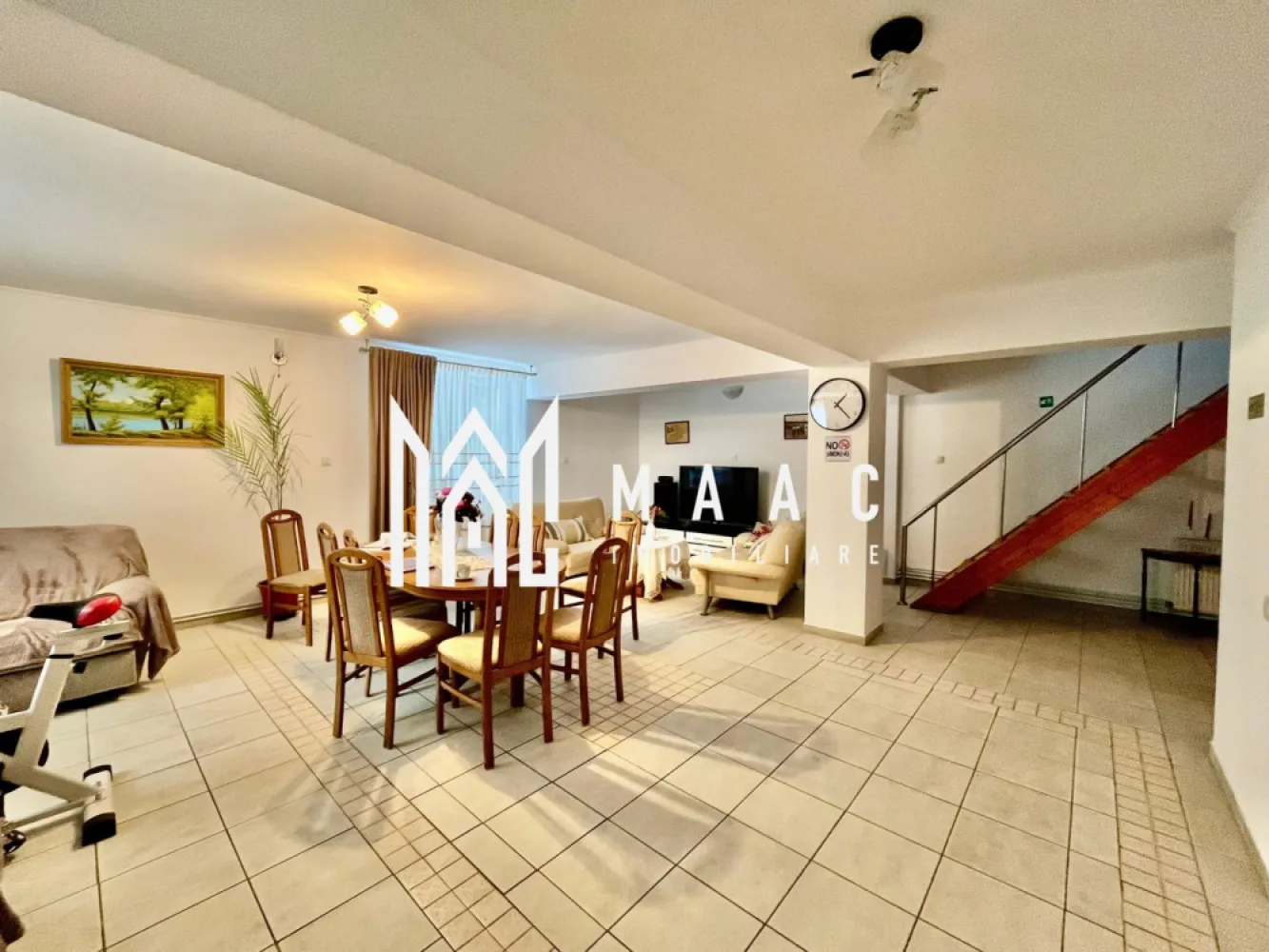 Pensiune de vânzare I Transfăgărășan, Cărțișoara, jud. Sibiu - MAAC Imobiloare va propune spre vanzare pensiune situată într-o zonă deosebită pe Transfăgărășan, în apropiere de reperul Vama Cucului, la aproximativ 8 km de Bâlea Lac. Locația beneficiază de un cadru natural spectaculos și de flux constant de turiști pe tot parcursul sezonului. O oportunitate excelentă de investiție turistică! Detalii proprietate: Suprafață teren: 950 mp, teren intravilan, proprietate privată Pensiunea este complet mobilată și utilată, pregătită pentru exploatare turistică 9 camere pentru cazare 8 băi Living generos la parter, ideal pentru relaxarea oaspeților Bucătărie complet utilată Zonă privată pentru administrare Utilități: Apeduct (apă curentă) Canalizare Curent electric trifazic Pensiunea este amplasată direct pe unul dintre cele mai vizitate trasee turistice din România – Transfăgărășanul – oferind un potențial foarte bun pentru activitate turistică, cazare, retreaturi sau evenimente. Pentru mai multe detalii și programarea unei vizionări, vă invităm să contactați Maac Imobiliare, specificând ID: CP2971109. }}