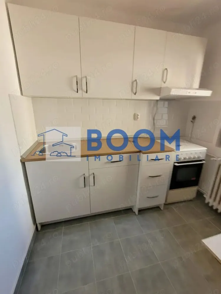 Garsoniera | Zona Centrala | Parc Zavoi | Renovata - BOOM Imobiliare vă propune spre vânzare o garsonieră modernă, complet renovată, situată în imediata apropiere a Parcului Zăvoi din Râmnicu Vâlcea.

Dacă ești în căutarea unei locuințe cochete, gata de mutat, ideală atât pentru locuit, cât și ca investiție excelentă pentru închiriere, această proprietate reprezintă opțiunea perfectă.

Detalii și specificații tehnice:
• Suprafață utilă: 32 mp
• Suprafață totală: 36 mp
• Etaj: 4 din 4 (beneficiază de pod/acoperiș, oferind izolație termică suplimentară și protecție)
• Configurație baie: Dotată cu fereastră pentru aerisire naturală
Stare interioară și dotări:
• Renovată integral în anul 2024: Instalații schimbate, finisaje moderne și materiale de calitate superioară.
• Mobilată și utilată complet: Se vinde exact cum se prezintă în fotografii, fiind pregătită pentru noii proprietari (mobilier modern, electrocasnice funcționale).
Avantajele blocului și locației:
• Eficiență energetică: Blocul este deja inclus în programul oficial de reabilitare termică totală, ceea ce va reduce costurile de întreținere și va spori confortul.
• Locație de top: Situată în zona Parcului Zăvoi, o zonă verde, liniștită și extrem de căutată, oferind acces rapid către centrul orașului, puncte comerciale, farmacii și zone de recreere.
 Pentru mai multe detalii contactati echipa BOOM Imobiliare, specificand CP3195678