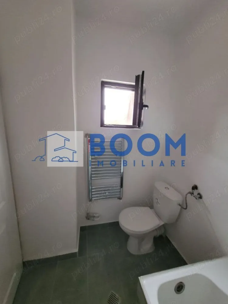 Garsoniera | Zona Centrala | Parc Zavoi | Renovata - BOOM Imobiliare vă propune spre vânzare o garsonieră modernă, complet renovată, situată în imediata apropiere a Parcului Zăvoi din Râmnicu Vâlcea.

Dacă ești în căutarea unei locuințe cochete, gata de mutat, ideală atât pentru locuit, cât și ca investiție excelentă pentru închiriere, această proprietate reprezintă opțiunea perfectă.

Detalii și specificații tehnice:
• Suprafață utilă: 32 mp
• Suprafață totală: 36 mp
• Etaj: 4 din 4 (beneficiază de pod/acoperiș, oferind izolație termică suplimentară și protecție)
• Configurație baie: Dotată cu fereastră pentru aerisire naturală
Stare interioară și dotări:
• Renovată integral în anul 2024: Instalații schimbate, finisaje moderne și materiale de calitate superioară.
• Mobilată și utilată complet: Se vinde exact cum se prezintă în fotografii, fiind pregătită pentru noii proprietari (mobilier modern, electrocasnice funcționale).
Avantajele blocului și locației:
• Eficiență energetică: Blocul este deja inclus în programul oficial de reabilitare termică totală, ceea ce va reduce costurile de întreținere și va spori confortul.
• Locație de top: Situată în zona Parcului Zăvoi, o zonă verde, liniștită și extrem de căutată, oferind acces rapid către centrul orașului, puncte comerciale, farmacii și zone de recreere.
 Pentru mai multe detalii contactati echipa BOOM Imobiliare, specificand CP3195678