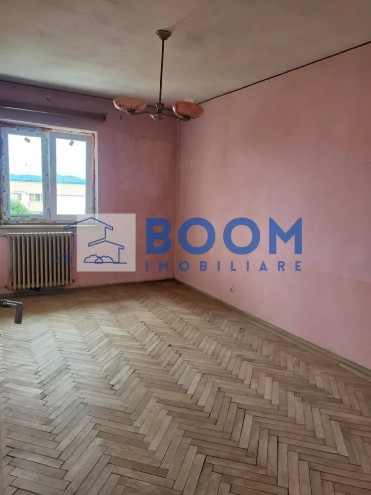 Apartament 4 camere decomandat | Traian, Râmnicu Vâlcea | 70,43 mp, etaj 4 - BOOM Imobiliare va propune spre vanzare Apartament cu 4 camere decomandat, situat în zona Traian din Râmnicu Vâlcea, cu 70,43 mp utili și amplasare la etajul 4, potrivit pentru cei care caută un spațiu generos pe care să îl amenajeze după propriul stil.

Detalii proprietate:
• Suprafață utilă: 70,43 mp
• Compartimentare: apartament cu 4 camere decomandat
• Etaj: 4
• Băi: 2 băi, iar baia principală are geam pentru aerisire naturală
• An construcție: 1978
• Stare interioară: necesită renovare
• Bloc reabilitat termic recent, cu avantaj pentru confortul termic și costurile de întreținere

Zonă și acces:
Proprietatea este amplasată în cartierul Traian, într-o zonă liniștită, cu spații verzi în jur. În apropiere se află școli și grădiniță, supermarketuri și magazine de cartier, iar accesul către transportul în comun este rapid și facil.

Pentru detalii suplimentare și programarea unei vizionări, contactați echipa MAAC Imobiliare și menționați Cod anunț CP3195675