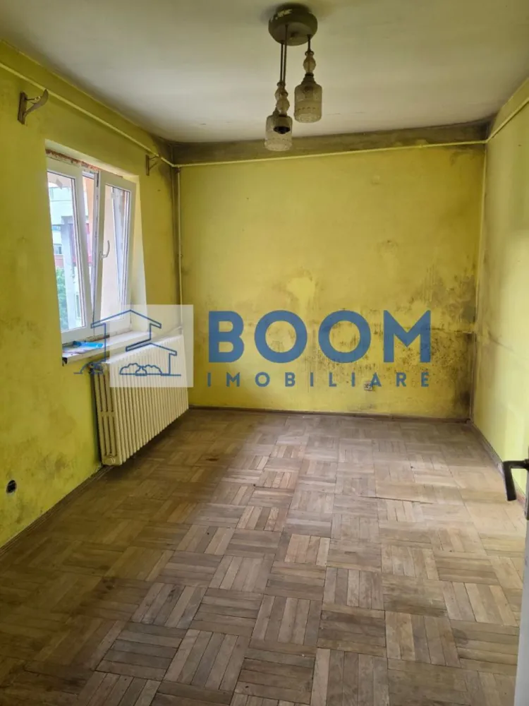 Apartament 4 camere decomandat | Traian, Râmnicu Vâlcea | 70,43 mp, etaj 4 - BOOM Imobiliare va propune spre vanzare Apartament cu 4 camere decomandat, situat în zona Traian din Râmnicu Vâlcea, cu 70,43 mp utili și amplasare la etajul 4, potrivit pentru cei care caută un spațiu generos pe care să îl amenajeze după propriul stil.

Detalii proprietate:
• Suprafață utilă: 70,43 mp
• Compartimentare: apartament cu 4 camere decomandat
• Etaj: 4
• Băi: 2 băi, iar baia principală are geam pentru aerisire naturală
• An construcție: 1978
• Stare interioară: necesită renovare
• Bloc reabilitat termic recent, cu avantaj pentru confortul termic și costurile de întreținere

Zonă și acces:
Proprietatea este amplasată în cartierul Traian, într-o zonă liniștită, cu spații verzi în jur. În apropiere se află școli și grădiniță, supermarketuri și magazine de cartier, iar accesul către transportul în comun este rapid și facil.

Pentru detalii suplimentare și programarea unei vizionări, contactați echipa MAAC Imobiliare și menționați Cod anunț CP3195675