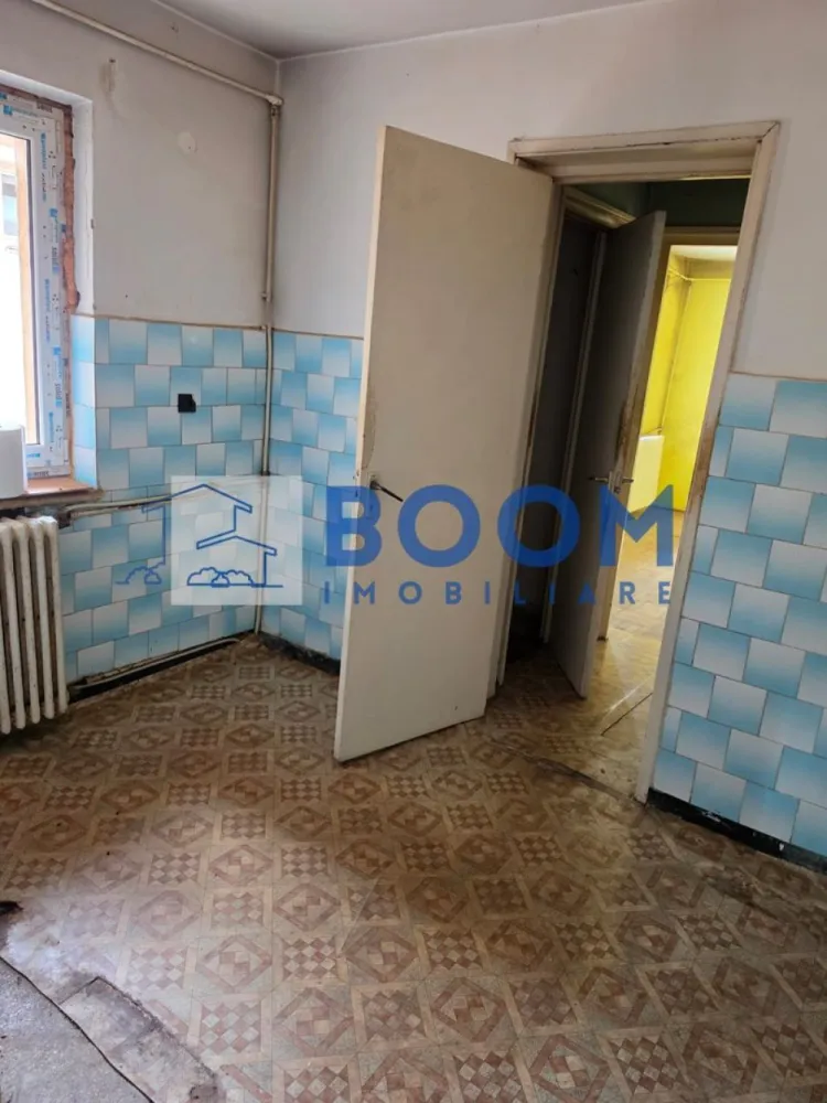 Apartament 4 camere decomandat | Traian, Râmnicu Vâlcea | 70,43 mp, etaj 4 - BOOM Imobiliare va propune spre vanzare Apartament cu 4 camere decomandat, situat în zona Traian din Râmnicu Vâlcea, cu 70,43 mp utili și amplasare la etajul 4, potrivit pentru cei care caută un spațiu generos pe care să îl amenajeze după propriul stil.

Detalii proprietate:
• Suprafață utilă: 70,43 mp
• Compartimentare: apartament cu 4 camere decomandat
• Etaj: 4
• Băi: 2 băi, iar baia principală are geam pentru aerisire naturală
• An construcție: 1978
• Stare interioară: necesită renovare
• Bloc reabilitat termic recent, cu avantaj pentru confortul termic și costurile de întreținere

Zonă și acces:
Proprietatea este amplasată în cartierul Traian, într-o zonă liniștită, cu spații verzi în jur. În apropiere se află școli și grădiniță, supermarketuri și magazine de cartier, iar accesul către transportul în comun este rapid și facil.

Pentru detalii suplimentare și programarea unei vizionări, contactați echipa MAAC Imobiliare și menționați Cod anunț CP3195675