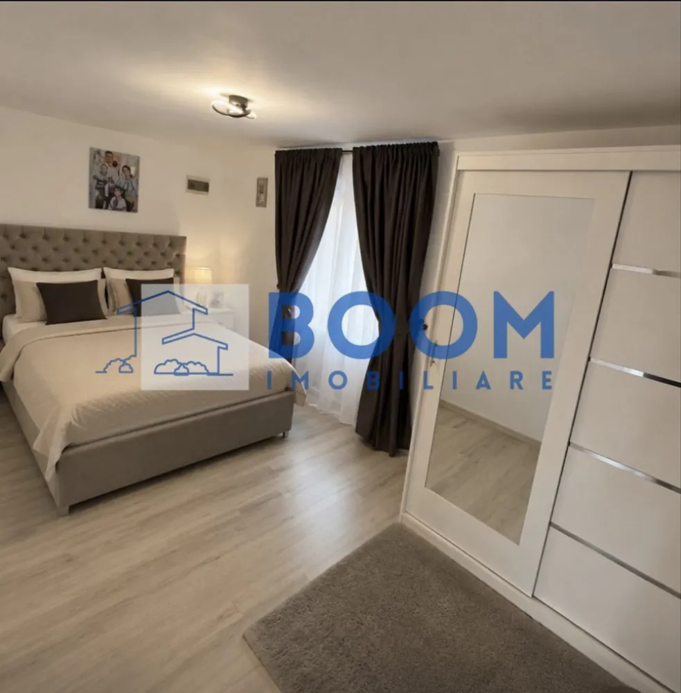 Casa noua | Zona de recreere | Evadare in natura| - MAAC Imobiliare vă prezintă spre vânzare o proprietate deosebită, finalizată în anul 2025, situată într-o zonă pitorească și liniștită din satul Rădăcinești, comuna Berislăvești. Ideală pentru familii sau ca rezidență de vacanță, casa oferă confort modern în mijlocul naturii și este gata pentru mutare imediată.
Suprafață teren: 1.908 mp 
Suprafață casă: ~95 mpu (regim parter)
Deschidere drum: 40 metri liniari
Modernă și luminoasă,casa dispune de două căi de acces și o compartimentare decomandată, optimizată pentru confort:
Living spațios cu lumină naturală generoasă
Bucătărie open-space cu zonă dedicată de dining
Dormitor matrimonial primitor
Cameră copil / birou
Baie mare complet utilată
Hol și spații inteligente pentru depozitare
Proprietatea se vinde complet mobilată și utilată, finisată la standarde actuale:
Încălzire: Centrală pe lemne de 40 kW + puffer de 1000 litri (autonomie ridicată)
Electricitate: Curent trifazic
Utilități: Apă curentă, fosă septică, internet prin fibră optică, cablu TV
Dotări: Electrocasnice și mobilier modern incluse în preț 
Curte și PotențialTerenul generos de aproape 2.000 mp oferă libertate deplină pentru amenajări exterioare: foișor, zonă de grătar, livadă, piscină sau loc de joacă pentru copii.
Proprietatea reprezintă o oportunitate excelentă pentru cei care caută o casă nouă, fără necesitatea unor investiții suplimentare.
Pentru mai multe detalii contactati cu incredere echipa MAAC IMobiliare, specificand ID 3180343