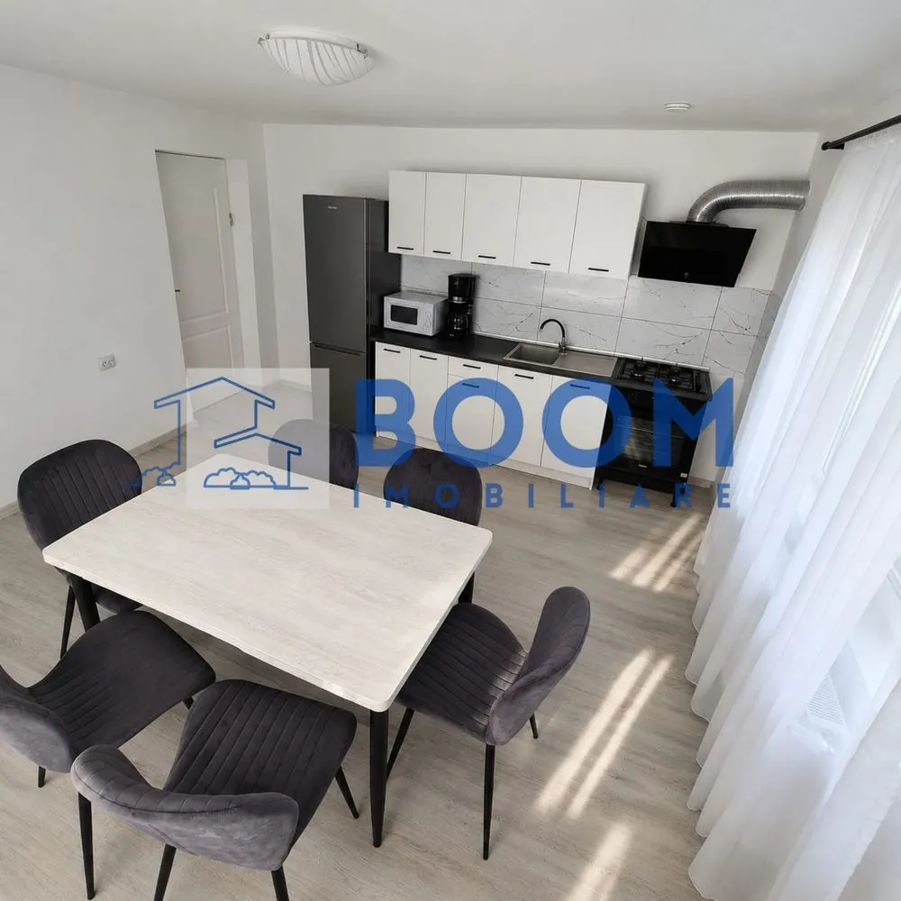Casa noua | Zona de recreere | Evadare in natura| - MAAC Imobiliare vă prezintă spre vânzare o proprietate deosebită, finalizată în anul 2025, situată într-o zonă pitorească și liniștită din satul Rădăcinești, comuna Berislăvești. Ideală pentru familii sau ca rezidență de vacanță, casa oferă confort modern în mijlocul naturii și este gata pentru mutare imediată.
Suprafață teren: 1.908 mp 
Suprafață casă: ~95 mpu (regim parter)
Deschidere drum: 40 metri liniari
Modernă și luminoasă,casa dispune de două căi de acces și o compartimentare decomandată, optimizată pentru confort:
Living spațios cu lumină naturală generoasă
Bucătărie open-space cu zonă dedicată de dining
Dormitor matrimonial primitor
Cameră copil / birou
Baie mare complet utilată
Hol și spații inteligente pentru depozitare
Proprietatea se vinde complet mobilată și utilată, finisată la standarde actuale:
Încălzire: Centrală pe lemne de 40 kW + puffer de 1000 litri (autonomie ridicată)
Electricitate: Curent trifazic
Utilități: Apă curentă, fosă septică, internet prin fibră optică, cablu TV
Dotări: Electrocasnice și mobilier modern incluse în preț 
Curte și PotențialTerenul generos de aproape 2.000 mp oferă libertate deplină pentru amenajări exterioare: foișor, zonă de grătar, livadă, piscină sau loc de joacă pentru copii.
Proprietatea reprezintă o oportunitate excelentă pentru cei care caută o casă nouă, fără necesitatea unor investiții suplimentare.
Pentru mai multe detalii contactati cu incredere echipa MAAC IMobiliare, specificand ID 3180343