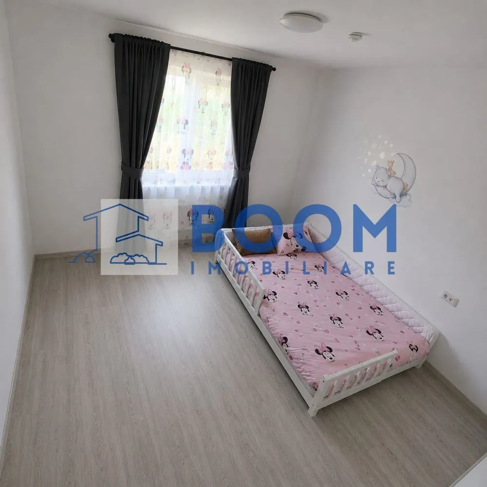 Casa noua | Zona de recreere | Evadare in natura| - MAAC Imobiliare vă prezintă spre vânzare o proprietate deosebită, finalizată în anul 2025, situată într-o zonă pitorească și liniștită din satul Rădăcinești, comuna Berislăvești. Ideală pentru familii sau ca rezidență de vacanță, casa oferă confort modern în mijlocul naturii și este gata pentru mutare imediată.
Suprafață teren: 1.908 mp 
Suprafață casă: ~95 mpu (regim parter)
Deschidere drum: 40 metri liniari
Modernă și luminoasă,casa dispune de două căi de acces și o compartimentare decomandată, optimizată pentru confort:
Living spațios cu lumină naturală generoasă
Bucătărie open-space cu zonă dedicată de dining
Dormitor matrimonial primitor
Cameră copil / birou
Baie mare complet utilată
Hol și spații inteligente pentru depozitare
Proprietatea se vinde complet mobilată și utilată, finisată la standarde actuale:
Încălzire: Centrală pe lemne de 40 kW + puffer de 1000 litri (autonomie ridicată)
Electricitate: Curent trifazic
Utilități: Apă curentă, fosă septică, internet prin fibră optică, cablu TV
Dotări: Electrocasnice și mobilier modern incluse în preț 
Curte și PotențialTerenul generos de aproape 2.000 mp oferă libertate deplină pentru amenajări exterioare: foișor, zonă de grătar, livadă, piscină sau loc de joacă pentru copii.
Proprietatea reprezintă o oportunitate excelentă pentru cei care caută o casă nouă, fără necesitatea unor investiții suplimentare.
Pentru mai multe detalii contactati cu incredere echipa MAAC IMobiliare, specificand ID 3180343