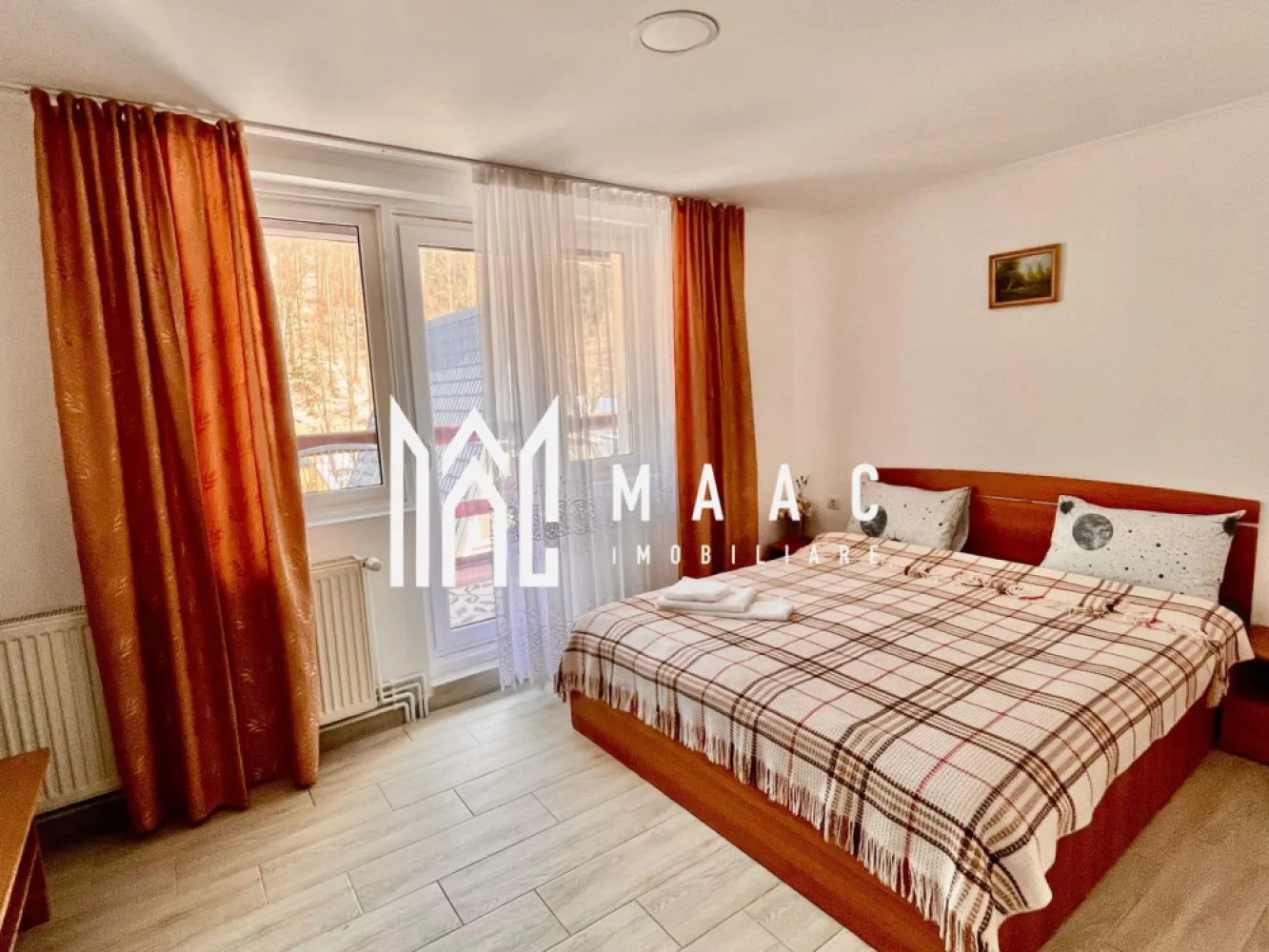 Pensiune de vânzare I Transfăgărășan, Cărțișoara, jud. Sibiu - MAAC Imobiloare va propune spre vanzare pensiune situată într-o zonă deosebită pe Transfăgărășan, în apropiere de reperul Vama Cucului, la aproximativ 8 km de Bâlea Lac. Locația beneficiază de un cadru natural spectaculos și de flux constant de turiști pe tot parcursul sezonului. O oportunitate excelentă de investiție turistică! Detalii proprietate: Suprafață teren: 950 mp, teren intravilan, proprietate privată Pensiunea este complet mobilată și utilată, pregătită pentru exploatare turistică 9 camere pentru cazare 8 băi Living generos la parter, ideal pentru relaxarea oaspeților Bucătărie complet utilată Zonă privată pentru administrare Utilități: Apeduct (apă curentă) Canalizare Curent electric trifazic Pensiunea este amplasată direct pe unul dintre cele mai vizitate trasee turistice din România – Transfăgărășanul – oferind un potențial foarte bun pentru activitate turistică, cazare, retreaturi sau evenimente. Pentru mai multe detalii și programarea unei vizionări, vă invităm să contactați Maac Imobiliare, specificând ID: CP2971109. }}