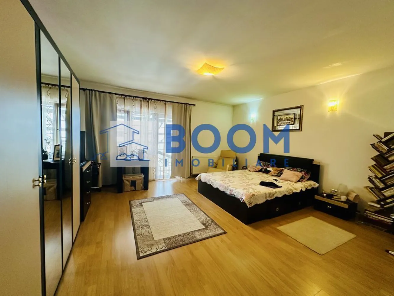 Casa moderna Vladesti | Zona Exclusivista | Curte interioara | - BOOM Imobiliare vă propune spre vânzare o locuință superbă, situată la ieșirea din Râmnicu Vâlcea, în cocheta localitate Vlădești. Proprietatea face parte dintr-un ansamblu rezidențial de case înșiruite, oferind echilibrul perfect între confortul urban și liniștea naturii.
Zonă premium: Amplasată într-un areal extrem de liniștit și curat.
Siguranță și intimitate: Accesul se realizează de pe o stradă privată, destinată exclusiv riveranilor.
Poziționată excelent, la doar câteva minute distanță de oraș.
Suprafață utilă: 140 mp generoși, perfect optimizați pentru o familie.
Număr camere: 4 camere spațioase și luminoase.
Configurație băi: 3 băi moderne (câte una dispusă pe fiecare nivel al casei).
Curte privată: 50 mp, spațiul ideal pentru relaxare, grătar sau un loc de joacă sigur pentru copii.
Living spectaculos: Situat la nivelul inferior, acesta impresionează printr-o înălțime generoasă de aproximativ 4 metri, oferind o senzație deosebită de spațiu și luminozitate.
Dormitor matrimonial: Amplasat la etajul superior, dispune de baie proprie și acces direct către o terasă privată cu vedere relaxantă.
Utilități complete: Proprietatea dispune de toate facilitățile necesare unui stil de viață modern.
Această proprietate reprezintă o oportunitate excelentă de investiție sau locuința ideală pentru cei care își doresc să evadeze din aglomerația orașului, fără a renunța la facilitățile acestuia.
Pentru a programa o vizionare si detalii suplimentare, contactati BOOM Imobiliare, specificand CP3195680