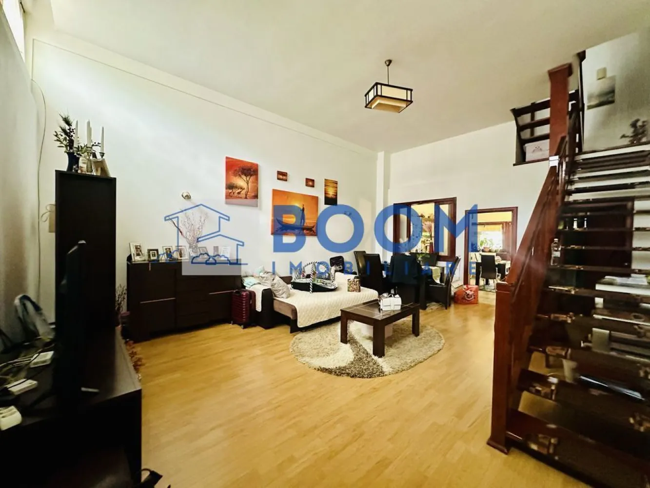 Casa moderna Vladesti | Zona Exclusivista | Curte interioara | - BOOM Imobiliare vă propune spre vânzare o locuință superbă, situată la ieșirea din Râmnicu Vâlcea, în cocheta localitate Vlădești. Proprietatea face parte dintr-un ansamblu rezidențial de case înșiruite, oferind echilibrul perfect între confortul urban și liniștea naturii.
Zonă premium: Amplasată într-un areal extrem de liniștit și curat.
Siguranță și intimitate: Accesul se realizează de pe o stradă privată, destinată exclusiv riveranilor.
Poziționată excelent, la doar câteva minute distanță de oraș.
Suprafață utilă: 140 mp generoși, perfect optimizați pentru o familie.
Număr camere: 4 camere spațioase și luminoase.
Configurație băi: 3 băi moderne (câte una dispusă pe fiecare nivel al casei).
Curte privată: 50 mp, spațiul ideal pentru relaxare, grătar sau un loc de joacă sigur pentru copii.
Living spectaculos: Situat la nivelul inferior, acesta impresionează printr-o înălțime generoasă de aproximativ 4 metri, oferind o senzație deosebită de spațiu și luminozitate.
Dormitor matrimonial: Amplasat la etajul superior, dispune de baie proprie și acces direct către o terasă privată cu vedere relaxantă.
Utilități complete: Proprietatea dispune de toate facilitățile necesare unui stil de viață modern.
Această proprietate reprezintă o oportunitate excelentă de investiție sau locuința ideală pentru cei care își doresc să evadeze din aglomerația orașului, fără a renunța la facilitățile acestuia.
Pentru a programa o vizionare si detalii suplimentare, contactati BOOM Imobiliare, specificand CP3195680