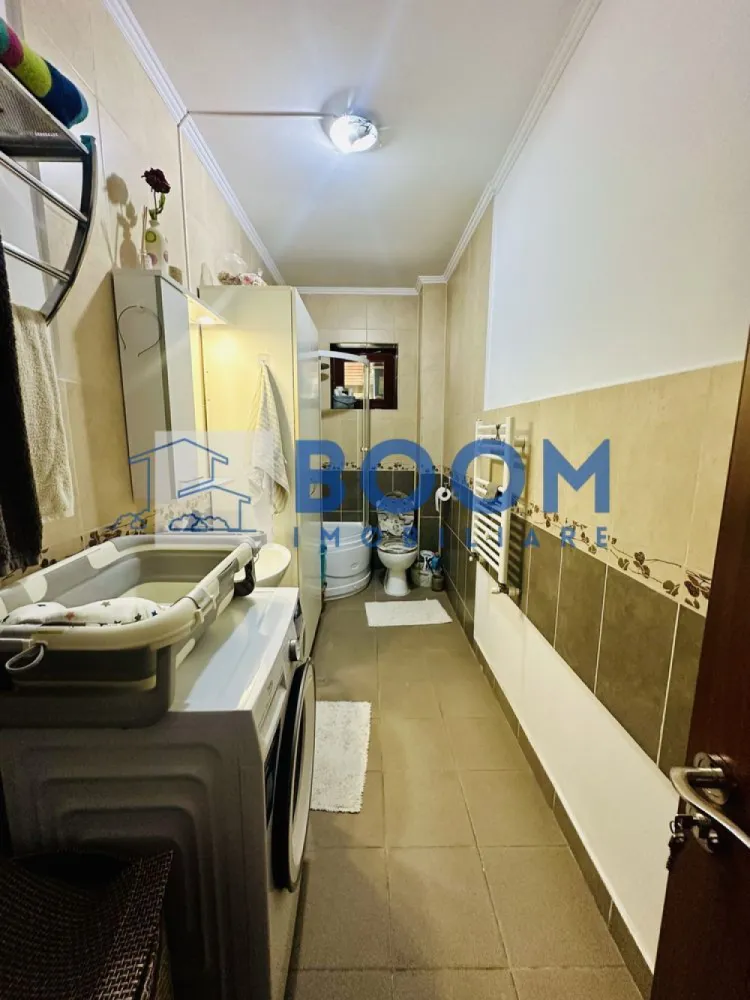 Casa moderna Vladesti | Zona Exclusivista | Curte interioara | - BOOM Imobiliare vă propune spre vânzare o locuință superbă, situată la ieșirea din Râmnicu Vâlcea, în cocheta localitate Vlădești. Proprietatea face parte dintr-un ansamblu rezidențial de case înșiruite, oferind echilibrul perfect între confortul urban și liniștea naturii.
Zonă premium: Amplasată într-un areal extrem de liniștit și curat.
Siguranță și intimitate: Accesul se realizează de pe o stradă privată, destinată exclusiv riveranilor.
Poziționată excelent, la doar câteva minute distanță de oraș.
Suprafață utilă: 140 mp generoși, perfect optimizați pentru o familie.
Număr camere: 4 camere spațioase și luminoase.
Configurație băi: 3 băi moderne (câte una dispusă pe fiecare nivel al casei).
Curte privată: 50 mp, spațiul ideal pentru relaxare, grătar sau un loc de joacă sigur pentru copii.
Living spectaculos: Situat la nivelul inferior, acesta impresionează printr-o înălțime generoasă de aproximativ 4 metri, oferind o senzație deosebită de spațiu și luminozitate.
Dormitor matrimonial: Amplasat la etajul superior, dispune de baie proprie și acces direct către o terasă privată cu vedere relaxantă.
Utilități complete: Proprietatea dispune de toate facilitățile necesare unui stil de viață modern.
Această proprietate reprezintă o oportunitate excelentă de investiție sau locuința ideală pentru cei care își doresc să evadeze din aglomerația orașului, fără a renunța la facilitățile acestuia.
Pentru a programa o vizionare si detalii suplimentare, contactati BOOM Imobiliare, specificand CP3195680