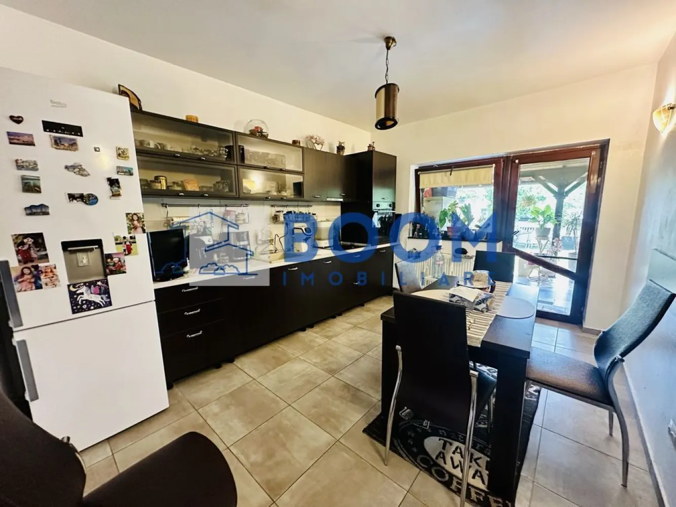 Casa moderna Vladesti | Zona Exclusivista | Curte interioara | - BOOM Imobiliare vă propune spre vânzare o locuință superbă, situată la ieșirea din Râmnicu Vâlcea, în cocheta localitate Vlădești. Proprietatea face parte dintr-un ansamblu rezidențial de case înșiruite, oferind echilibrul perfect între confortul urban și liniștea naturii.
Zonă premium: Amplasată într-un areal extrem de liniștit și curat.
Siguranță și intimitate: Accesul se realizează de pe o stradă privată, destinată exclusiv riveranilor.
Poziționată excelent, la doar câteva minute distanță de oraș.
Suprafață utilă: 140 mp generoși, perfect optimizați pentru o familie.
Număr camere: 4 camere spațioase și luminoase.
Configurație băi: 3 băi moderne (câte una dispusă pe fiecare nivel al casei).
Curte privată: 50 mp, spațiul ideal pentru relaxare, grătar sau un loc de joacă sigur pentru copii.
Living spectaculos: Situat la nivelul inferior, acesta impresionează printr-o înălțime generoasă de aproximativ 4 metri, oferind o senzație deosebită de spațiu și luminozitate.
Dormitor matrimonial: Amplasat la etajul superior, dispune de baie proprie și acces direct către o terasă privată cu vedere relaxantă.
Utilități complete: Proprietatea dispune de toate facilitățile necesare unui stil de viață modern.
Această proprietate reprezintă o oportunitate excelentă de investiție sau locuința ideală pentru cei care își doresc să evadeze din aglomerația orașului, fără a renunța la facilitățile acestuia.
Pentru a programa o vizionare si detalii suplimentare, contactati BOOM Imobiliare, specificand CP3195680