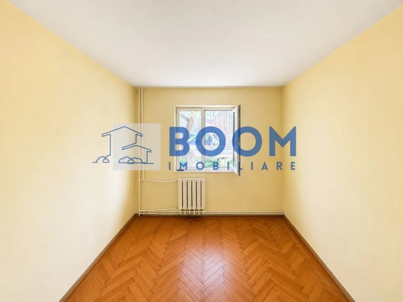 Apartament 3 camere | Zona Hermes | Geam la baie| Decomandat | - BOOM Imobiliare vă prezintă spre vânzare, în regim de reprezentare exclusivă, o locuință ideală pentru cei care își doresc confort si accesibilitate crescute. 
Situat în inima cartierului Ostroveni, în cunoscuta zonă Hermes, acest apartament decomandat reprezintă opțiunea perfectă atât pentru o familie cu copii, cât și pentru persoane care apreciază avantajele unui parter accesibil. Proprietatea este complet finisată, curată și gata de mutare imediată! 
 
Apartamentul se remarcă printr-o compartimentare inteligentă de tip decomandat, care asigură intimitate totală locatarilor și o utilizare maximă a spațiului util: 
Living & Dormitoare: Camere spațioase, inundate de lumină naturală pe tot parcursul zilei, oferind o atmosferă caldă și primitoare. 
Bucătărie: Spațiu optimizat, gata pentru a fi configurat după preferințele dumneavoastră. 
Baie cu geam: Un avantaj major îl reprezintă baia dotată cu fereastră exterioară, asigurând o aerisire naturală eficientă și eliminarea completă a umidității. 
Hol generos: Permite amenajarea unor spații de depozitare suplimentare (dressing/pantofar). 
Pentru cumpărături: La doar 2-3 minute de mers pe jos de Piața Ostroveni, supermarketuri, farmacii și bănci. 
Pentru familii: Școli generale și grădinițe cu program prelungit în imediata vecinătate. Copiii nu vor fi nevoiți să traverseze artere principale de circulație. 
Timp liber: Locuri de joacă moderne pentru copii și spații verzi amenajate chiar lângă bloc. 
Transport: Acces ultra-rapid la stațiile de autobuz și taxi, asigurând legătura directă cu centrul orașului. 
 
Lumină naturală excelentă, o raritate pentru apartamentele situate la parter. 
Geam la baie, un criteriu esențial de confort selectat de majoritatea cumpărătorilor. 
 
Pentru detalii suplimentare, inclusiv consultanta bancara gratuita, pentru obtinerea unui credit ipotecar va rugam sa contactati echipa BOOM Imobiliare, specificand CP3195681