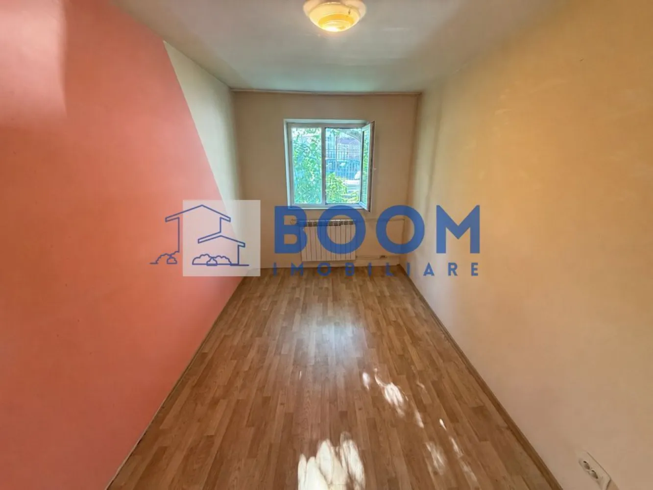 Apartament 3 camere | Zona Hermes | Geam la baie| Decomandat | - BOOM Imobiliare vă prezintă spre vânzare, în regim de reprezentare exclusivă, o locuință ideală pentru cei care își doresc confort si accesibilitate crescute. 
Situat în inima cartierului Ostroveni, în cunoscuta zonă Hermes, acest apartament decomandat reprezintă opțiunea perfectă atât pentru o familie cu copii, cât și pentru persoane care apreciază avantajele unui parter accesibil. Proprietatea este complet finisată, curată și gata de mutare imediată! 
 
Apartamentul se remarcă printr-o compartimentare inteligentă de tip decomandat, care asigură intimitate totală locatarilor și o utilizare maximă a spațiului util: 
Living & Dormitoare: Camere spațioase, inundate de lumină naturală pe tot parcursul zilei, oferind o atmosferă caldă și primitoare. 
Bucătărie: Spațiu optimizat, gata pentru a fi configurat după preferințele dumneavoastră. 
Baie cu geam: Un avantaj major îl reprezintă baia dotată cu fereastră exterioară, asigurând o aerisire naturală eficientă și eliminarea completă a umidității. 
Hol generos: Permite amenajarea unor spații de depozitare suplimentare (dressing/pantofar). 
Pentru cumpărături: La doar 2-3 minute de mers pe jos de Piața Ostroveni, supermarketuri, farmacii și bănci. 
Pentru familii: Școli generale și grădinițe cu program prelungit în imediata vecinătate. Copiii nu vor fi nevoiți să traverseze artere principale de circulație. 
Timp liber: Locuri de joacă moderne pentru copii și spații verzi amenajate chiar lângă bloc. 
Transport: Acces ultra-rapid la stațiile de autobuz și taxi, asigurând legătura directă cu centrul orașului. 
 
Lumină naturală excelentă, o raritate pentru apartamentele situate la parter. 
Geam la baie, un criteriu esențial de confort selectat de majoritatea cumpărătorilor. 
 
Pentru detalii suplimentare, inclusiv consultanta bancara gratuita, pentru obtinerea unui credit ipotecar va rugam sa contactati echipa BOOM Imobiliare, specificand CP3195681