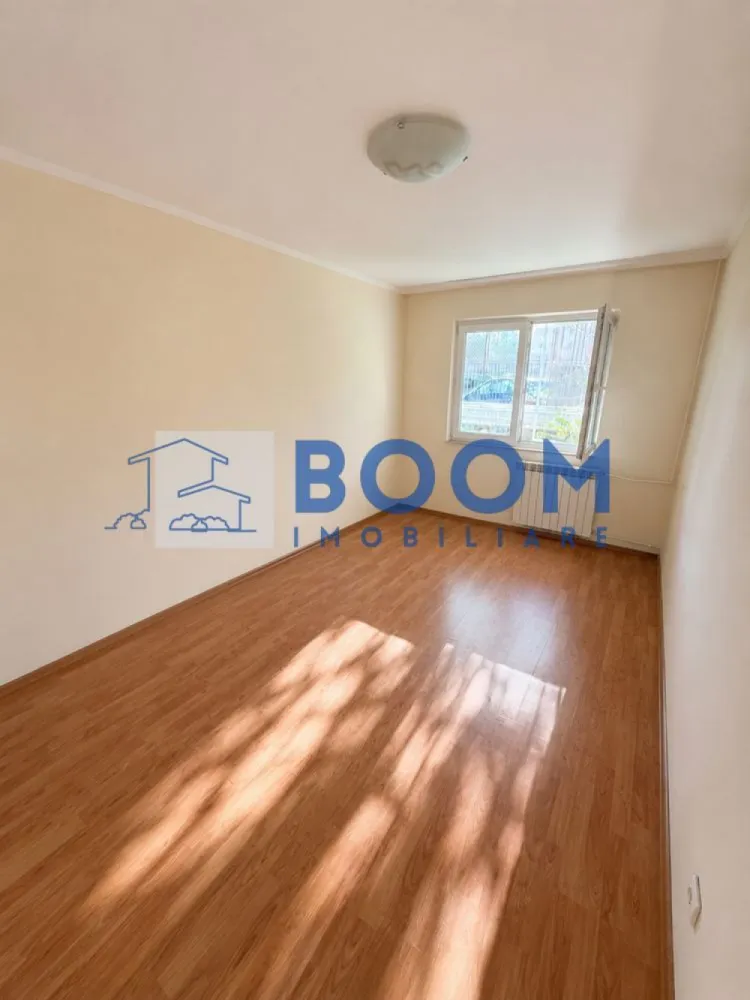 Apartament 3 camere | Zona Hermes | Geam la baie| Decomandat | - BOOM Imobiliare vă prezintă spre vânzare, în regim de reprezentare exclusivă, o locuință ideală pentru cei care își doresc confort si accesibilitate crescute. 
Situat în inima cartierului Ostroveni, în cunoscuta zonă Hermes, acest apartament decomandat reprezintă opțiunea perfectă atât pentru o familie cu copii, cât și pentru persoane care apreciază avantajele unui parter accesibil. Proprietatea este complet finisată, curată și gata de mutare imediată! 
 
Apartamentul se remarcă printr-o compartimentare inteligentă de tip decomandat, care asigură intimitate totală locatarilor și o utilizare maximă a spațiului util: 
Living & Dormitoare: Camere spațioase, inundate de lumină naturală pe tot parcursul zilei, oferind o atmosferă caldă și primitoare. 
Bucătărie: Spațiu optimizat, gata pentru a fi configurat după preferințele dumneavoastră. 
Baie cu geam: Un avantaj major îl reprezintă baia dotată cu fereastră exterioară, asigurând o aerisire naturală eficientă și eliminarea completă a umidității. 
Hol generos: Permite amenajarea unor spații de depozitare suplimentare (dressing/pantofar). 
Pentru cumpărături: La doar 2-3 minute de mers pe jos de Piața Ostroveni, supermarketuri, farmacii și bănci. 
Pentru familii: Școli generale și grădinițe cu program prelungit în imediata vecinătate. Copiii nu vor fi nevoiți să traverseze artere principale de circulație. 
Timp liber: Locuri de joacă moderne pentru copii și spații verzi amenajate chiar lângă bloc. 
Transport: Acces ultra-rapid la stațiile de autobuz și taxi, asigurând legătura directă cu centrul orașului. 
 
Lumină naturală excelentă, o raritate pentru apartamentele situate la parter. 
Geam la baie, un criteriu esențial de confort selectat de majoritatea cumpărătorilor. 
 
Pentru detalii suplimentare, inclusiv consultanta bancara gratuita, pentru obtinerea unui credit ipotecar va rugam sa contactati echipa BOOM Imobiliare, specificand CP3195681