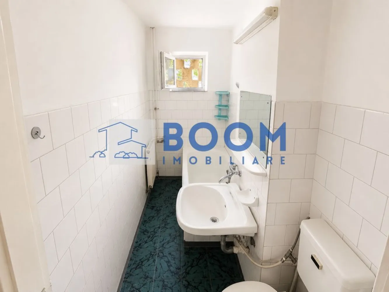 Apartament 3 camere | Zona Hermes | Geam la baie| Decomandat | - BOOM Imobiliare vă prezintă spre vânzare, în regim de reprezentare exclusivă, o locuință ideală pentru cei care își doresc confort si accesibilitate crescute. 
Situat în inima cartierului Ostroveni, în cunoscuta zonă Hermes, acest apartament decomandat reprezintă opțiunea perfectă atât pentru o familie cu copii, cât și pentru persoane care apreciază avantajele unui parter accesibil. Proprietatea este complet finisată, curată și gata de mutare imediată! 
 
Apartamentul se remarcă printr-o compartimentare inteligentă de tip decomandat, care asigură intimitate totală locatarilor și o utilizare maximă a spațiului util: 
Living & Dormitoare: Camere spațioase, inundate de lumină naturală pe tot parcursul zilei, oferind o atmosferă caldă și primitoare. 
Bucătărie: Spațiu optimizat, gata pentru a fi configurat după preferințele dumneavoastră. 
Baie cu geam: Un avantaj major îl reprezintă baia dotată cu fereastră exterioară, asigurând o aerisire naturală eficientă și eliminarea completă a umidității. 
Hol generos: Permite amenajarea unor spații de depozitare suplimentare (dressing/pantofar). 
Pentru cumpărături: La doar 2-3 minute de mers pe jos de Piața Ostroveni, supermarketuri, farmacii și bănci. 
Pentru familii: Școli generale și grădinițe cu program prelungit în imediata vecinătate. Copiii nu vor fi nevoiți să traverseze artere principale de circulație. 
Timp liber: Locuri de joacă moderne pentru copii și spații verzi amenajate chiar lângă bloc. 
Transport: Acces ultra-rapid la stațiile de autobuz și taxi, asigurând legătura directă cu centrul orașului. 
 
Lumină naturală excelentă, o raritate pentru apartamentele situate la parter. 
Geam la baie, un criteriu esențial de confort selectat de majoritatea cumpărătorilor. 
 
Pentru detalii suplimentare, inclusiv consultanta bancara gratuita, pentru obtinerea unui credit ipotecar va rugam sa contactati echipa BOOM Imobiliare, specificand CP3195681