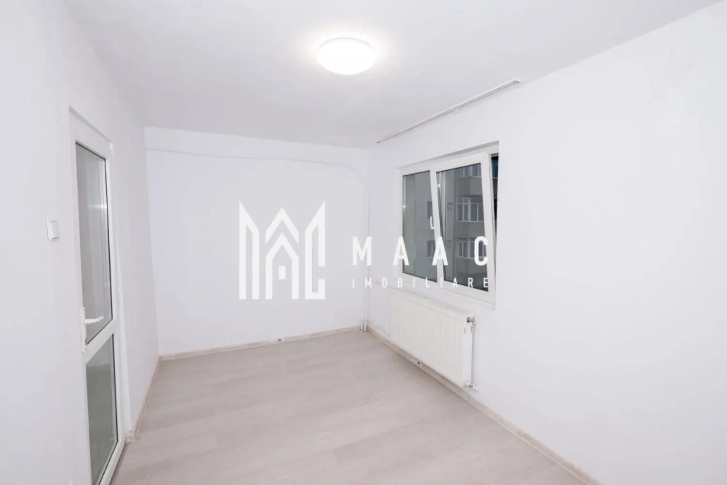 Apartament 2 camere Ostroveni 40 MP - MAAC Imobiliare vă propune spre vânzare un apartament cu 2 camere aflat in cartierul Ostroveni -CP2832691 Proprietatea are o suprafață totala de 40 MP, se afla la etajul 4 al unui bloc cu 5 etaje ( fara lift) Este o alegere ideală pentru tineri aflați la început de drum sau ca investiție si este pretabil pentru inchiriere. Compartimentare: -Suprafata utila 37MP -Suprafata totala 40MP -Hol generos -Bucatarie -Baie cu geam -Living -Balcon inchis cu termopan -Dormitor In apropiere avem acces facil la statii de autobuz, scoli, licee, gradinite, magazine, restaurante si multe alte spatii comerciale Apartamentul se preda ca in fotografiile de prezentare, fara mobilier. Imbunatatiri aduse: -tamplarie schimbata, -instalatie sanitara inlocuita -glet si vopsea lavabila -usa intrare schimbata -parchet laminat Pentru mai multe detalii și programarea unei vizionări, contactați echipa MAAC Imobiliare Râmnicu Vâlcea. }}